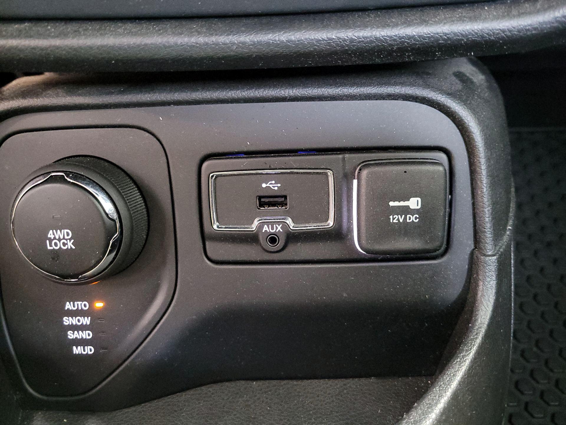Thumbnail: 2017 Jeep Renegade - 18