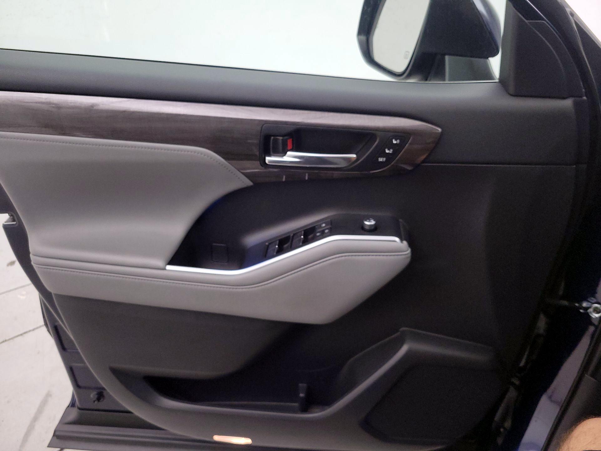 Thumbnail: 2021 Toyota Highlander - 12