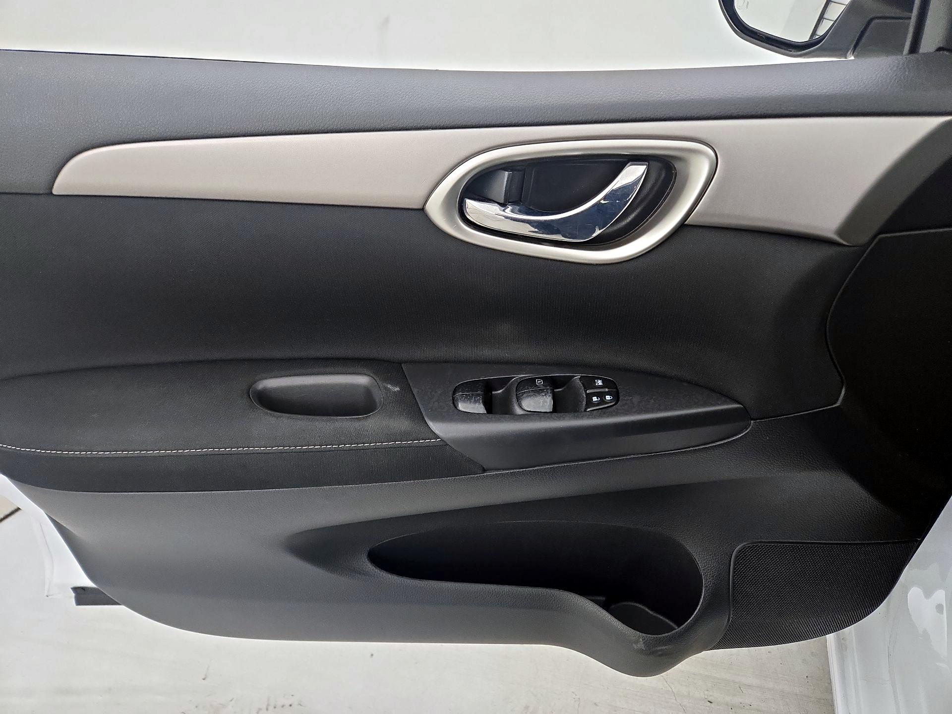 Thumbnail: 2015 Nissan Sentra - 12