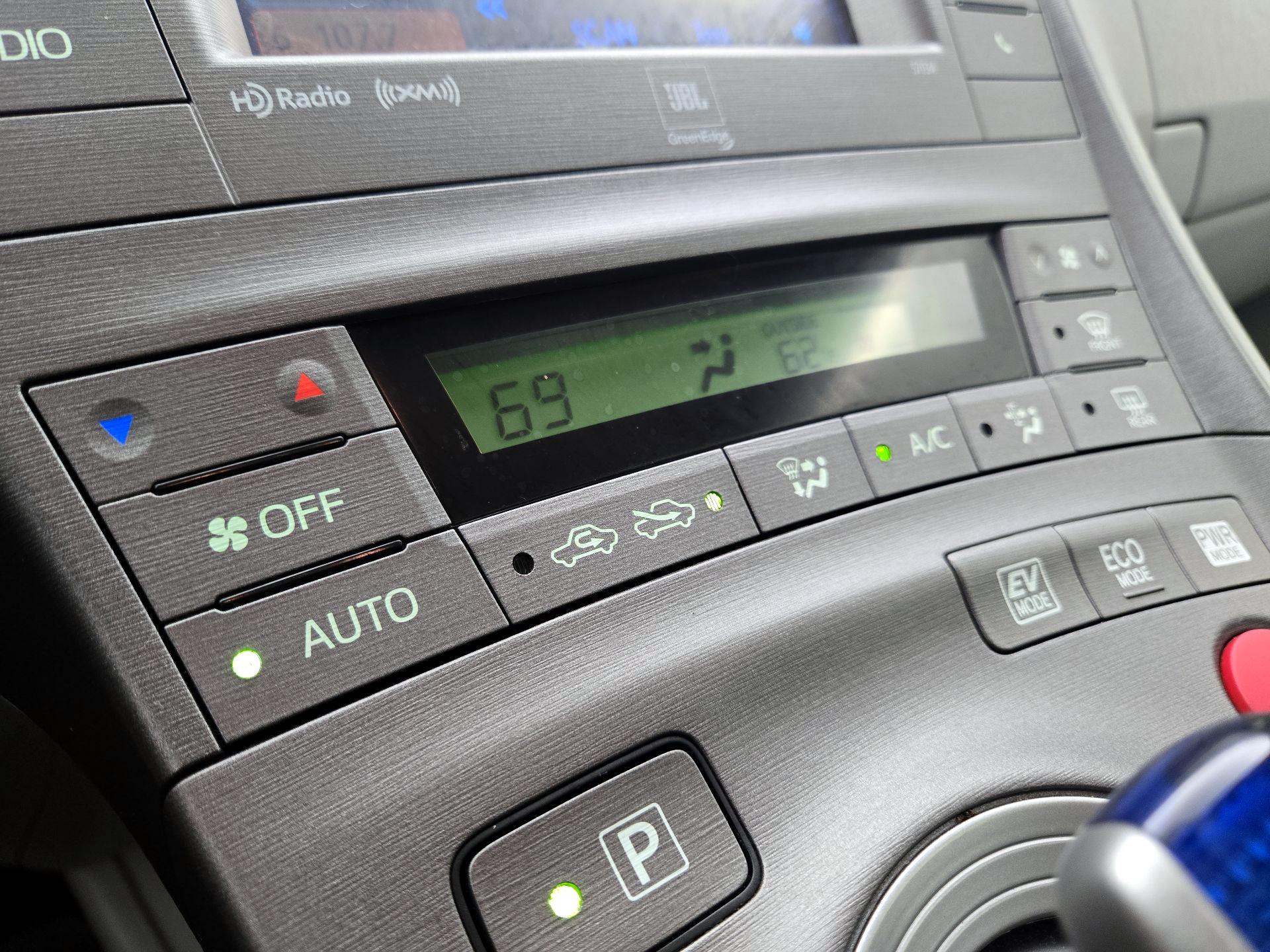 Thumbnail: 2014 Toyota Prius - 16