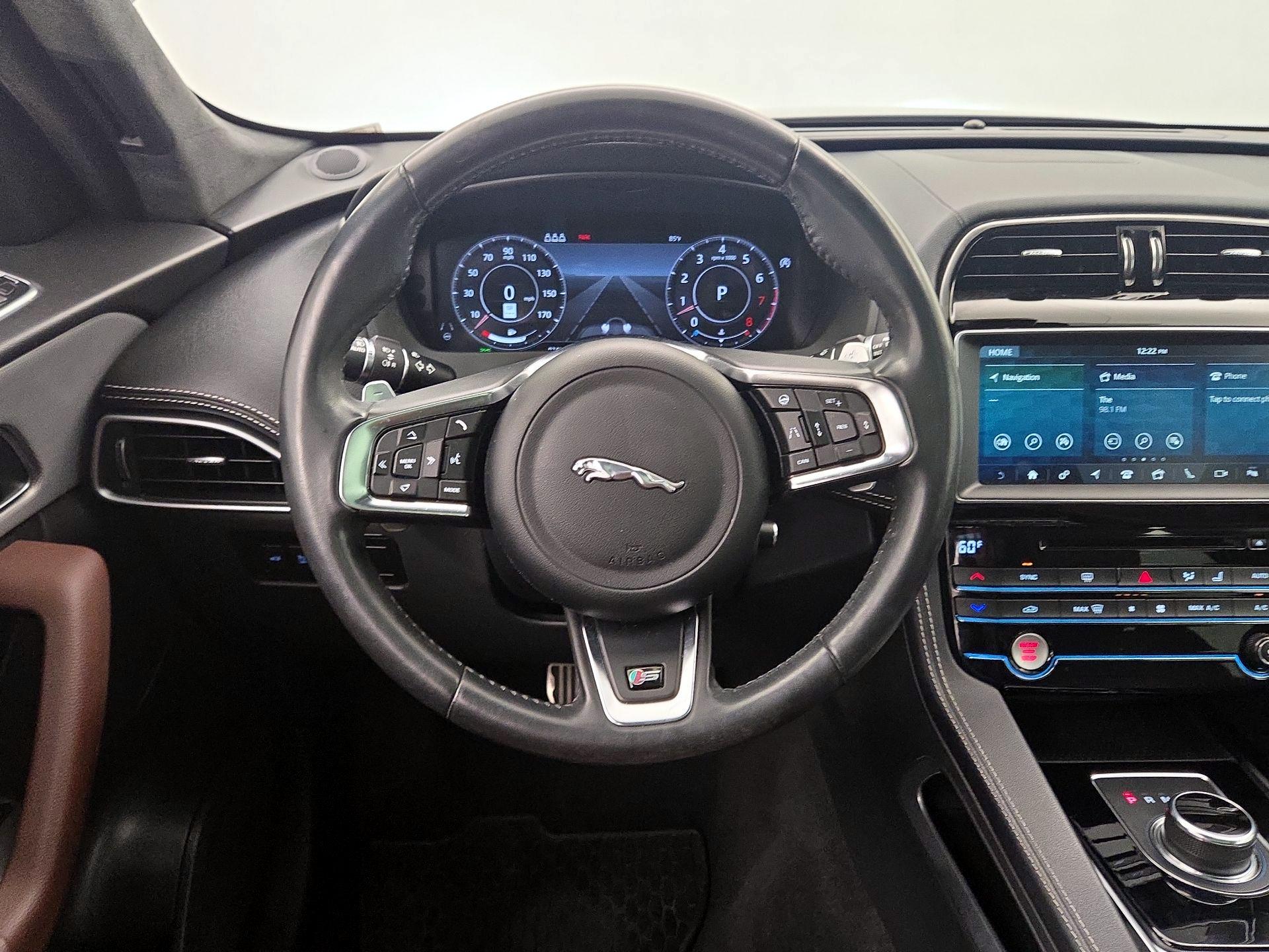 Thumbnail: 2019 Jaguar F-Pace - 10