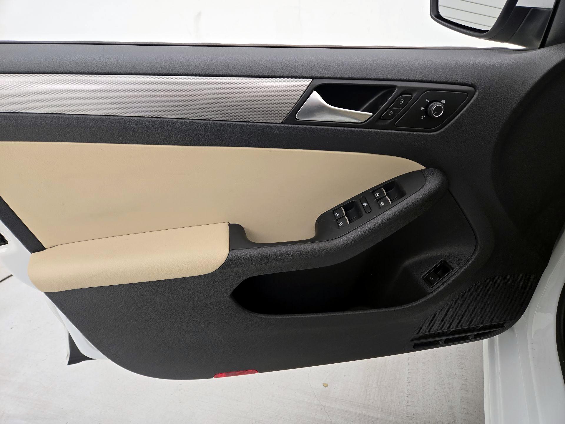 Thumbnail: 2016 Volkswagen Jetta - 12