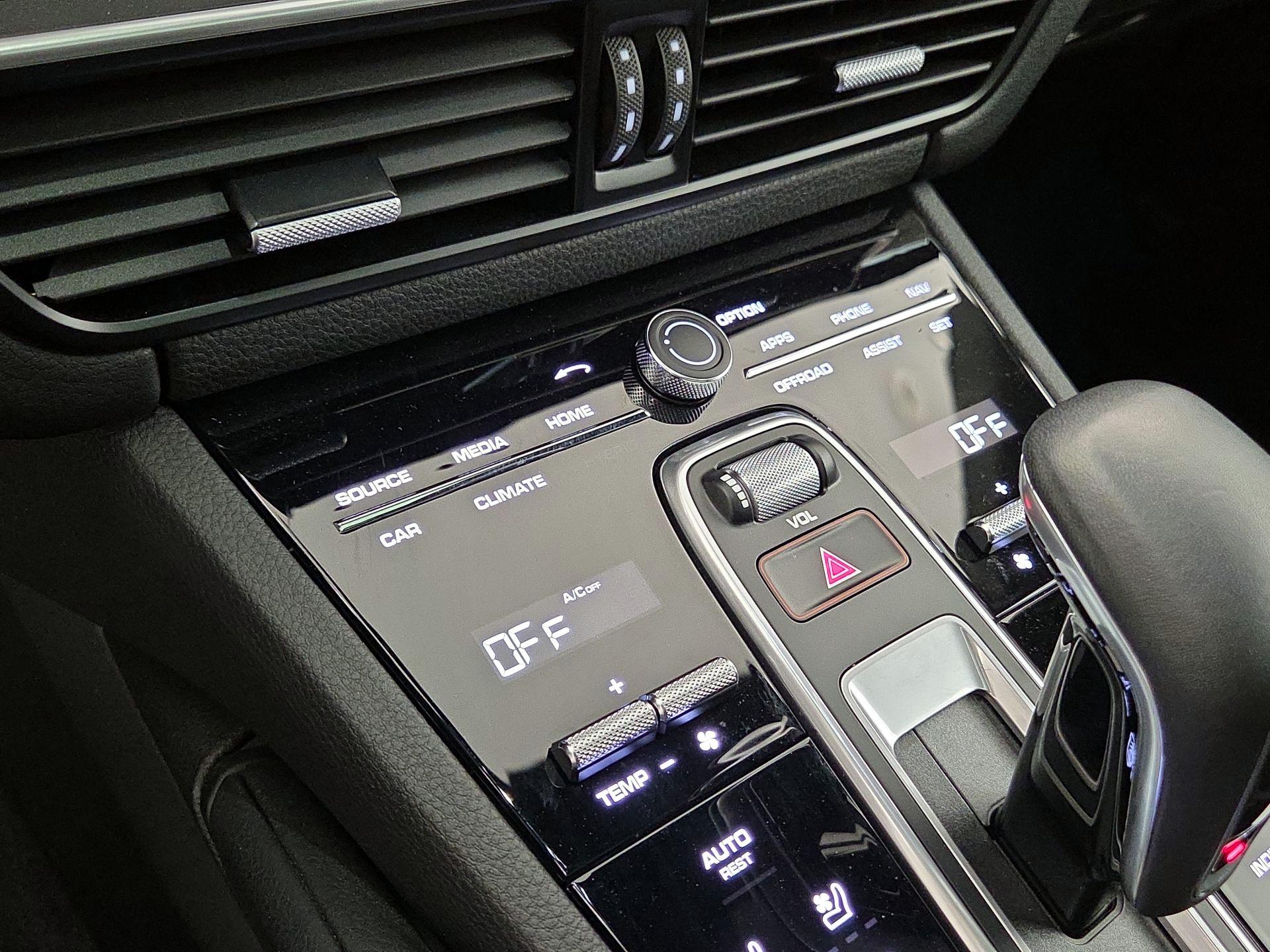Thumbnail: 2023 Porsche Cayenne - 17