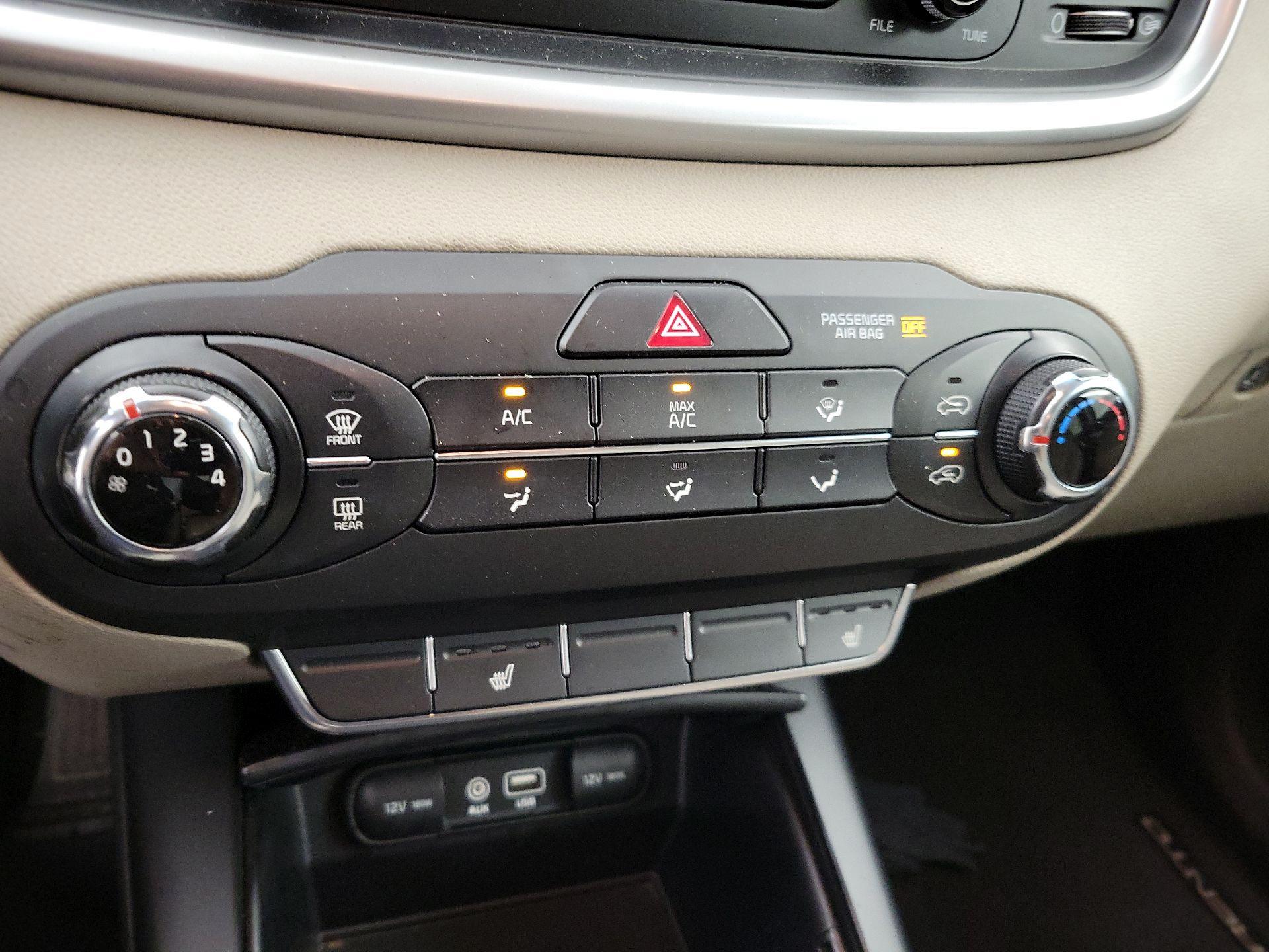 Thumbnail: 2016 Kia Sorento - 16
