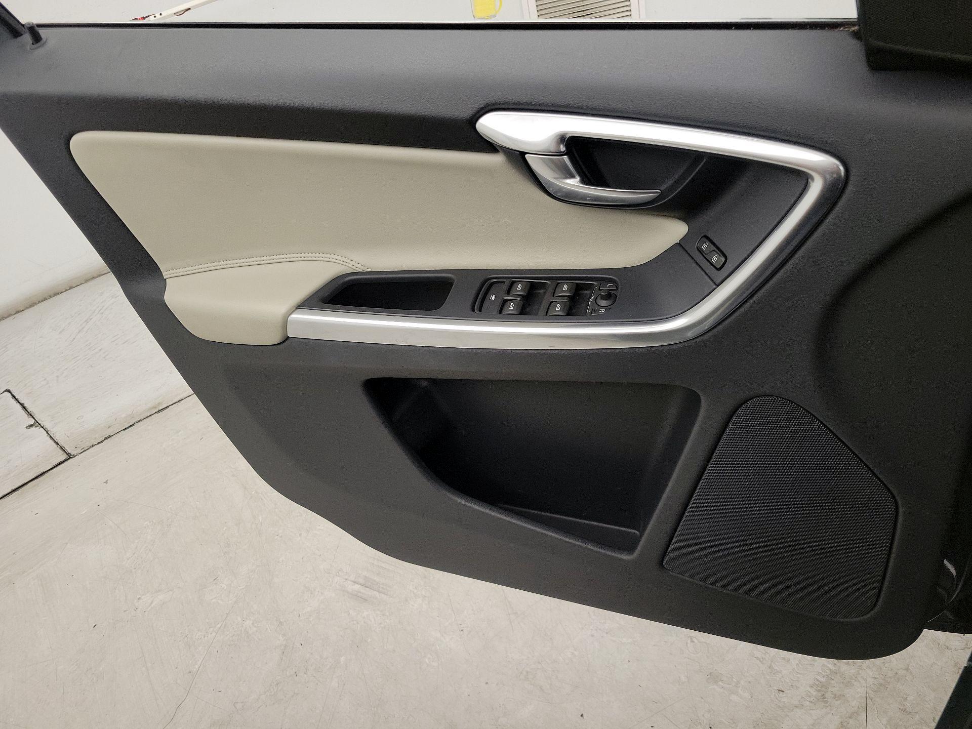 Thumbnail: 2017 Volvo XC60 - 12