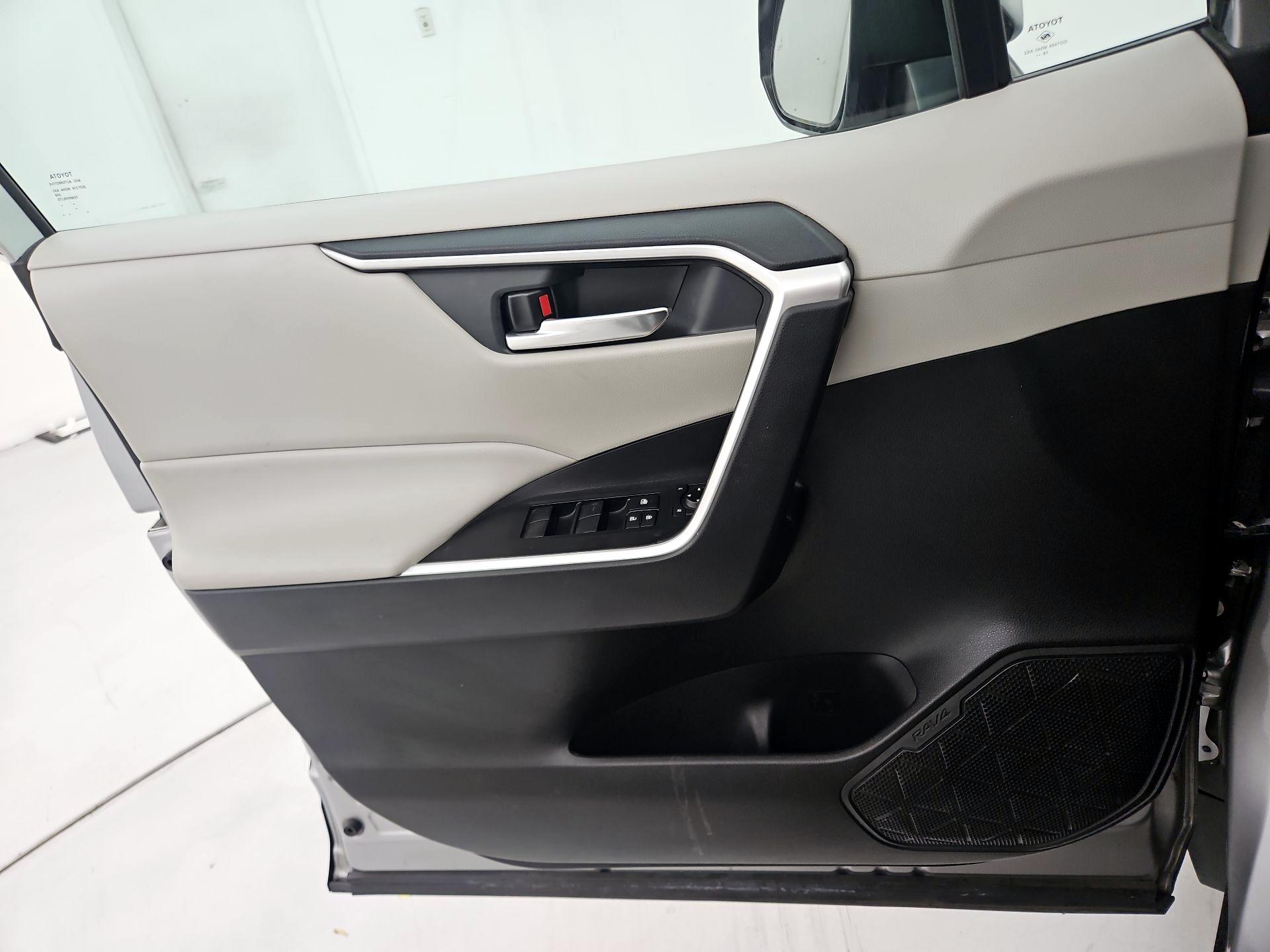 Thumbnail: 2020 Toyota RAV4 - 12