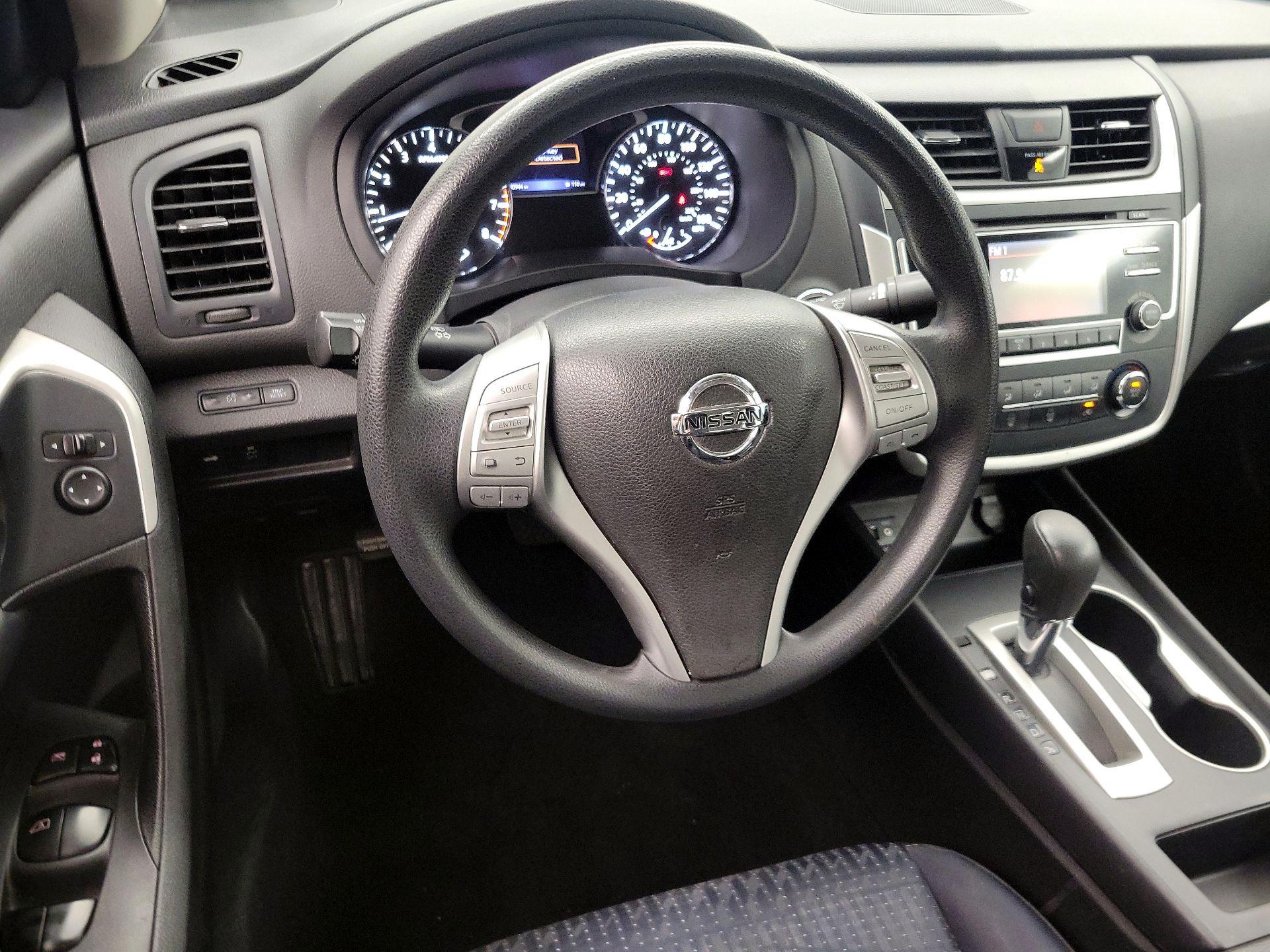 Thumbnail: 2016 Nissan Altima - 10