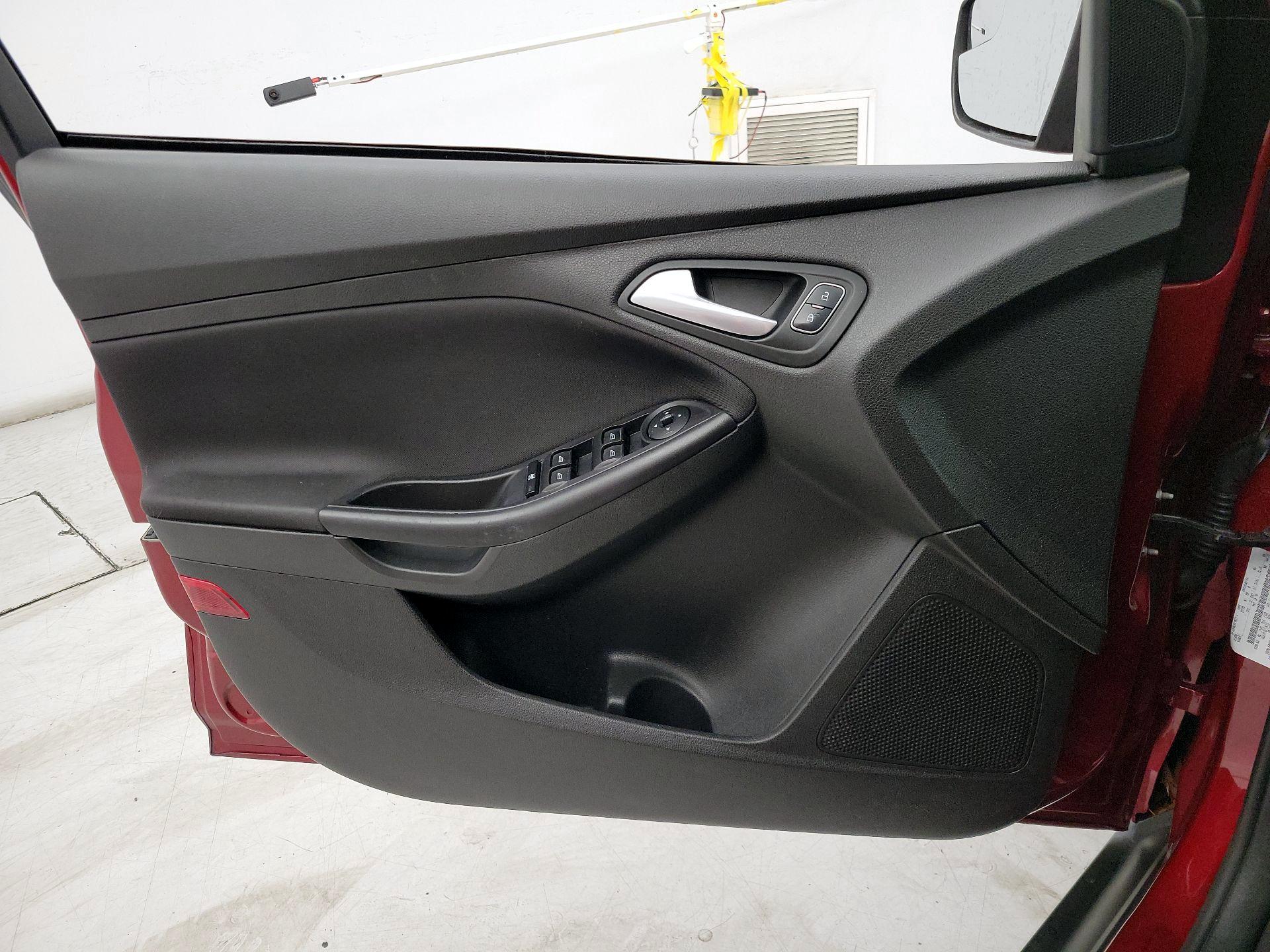 Thumbnail: 2015 Ford Focus - 12