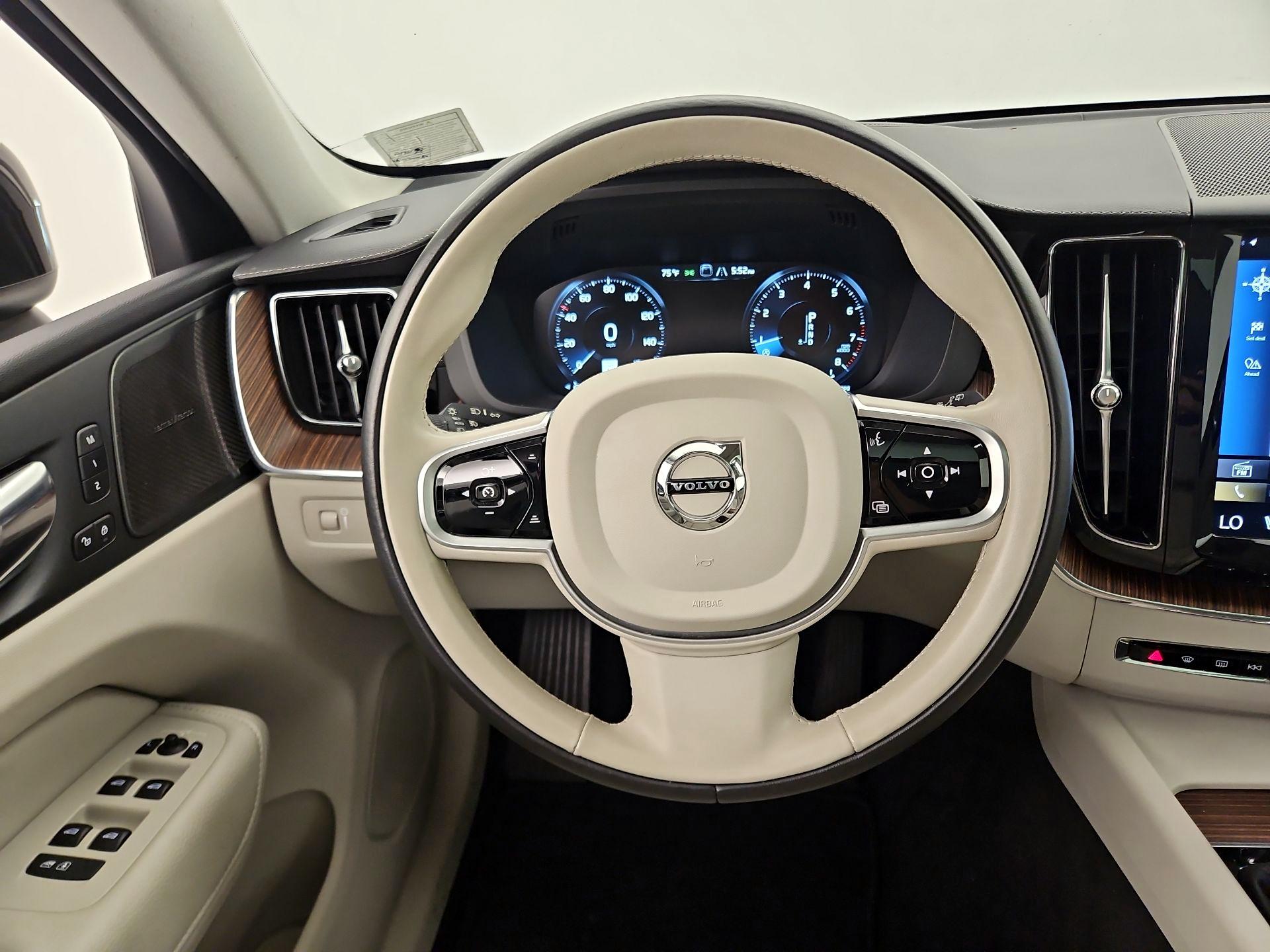 Thumbnail: 2020 Volvo XC60 - 10