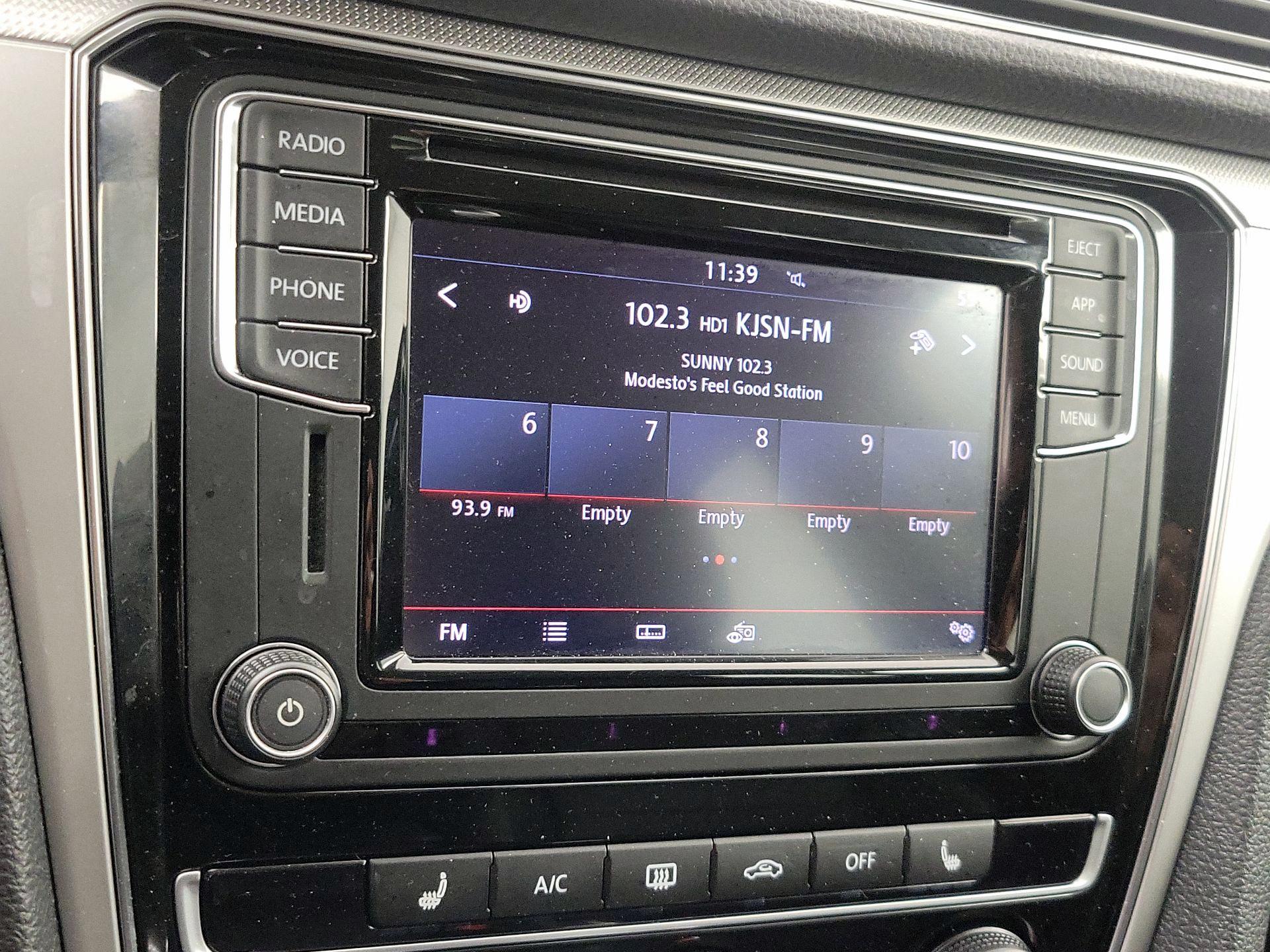 Thumbnail: 2019 Volkswagen Passat - 15