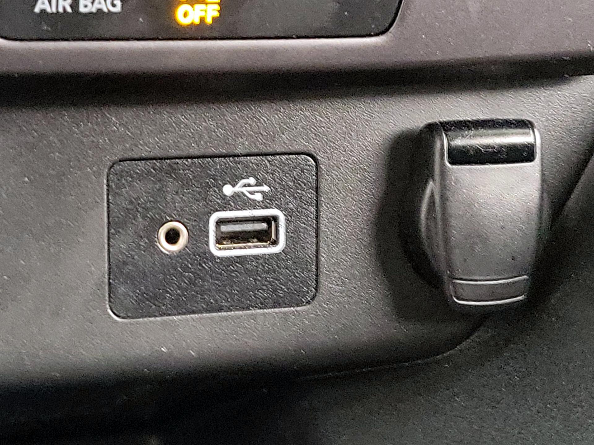 Thumbnail: 2019 Nissan Leaf - 18