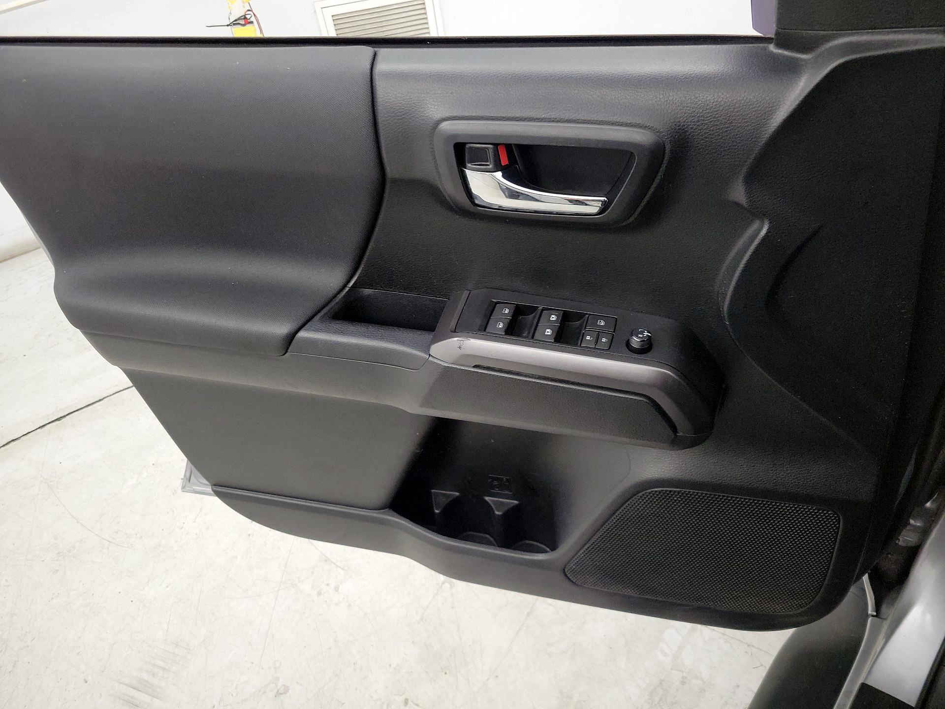 Thumbnail: 2019 Toyota Tacoma - 12