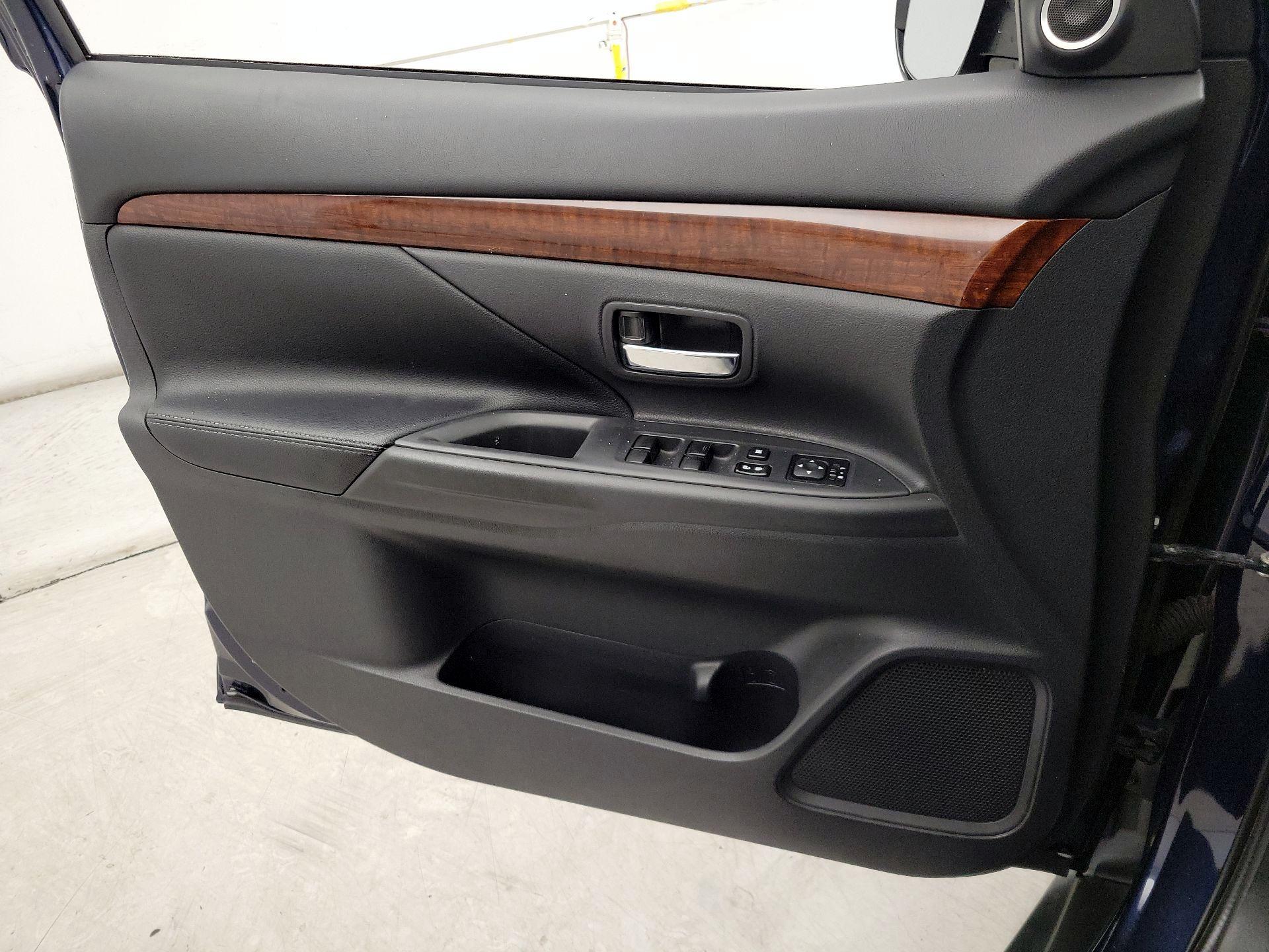 Thumbnail: 2015 Mitsubishi Outlander - 12
