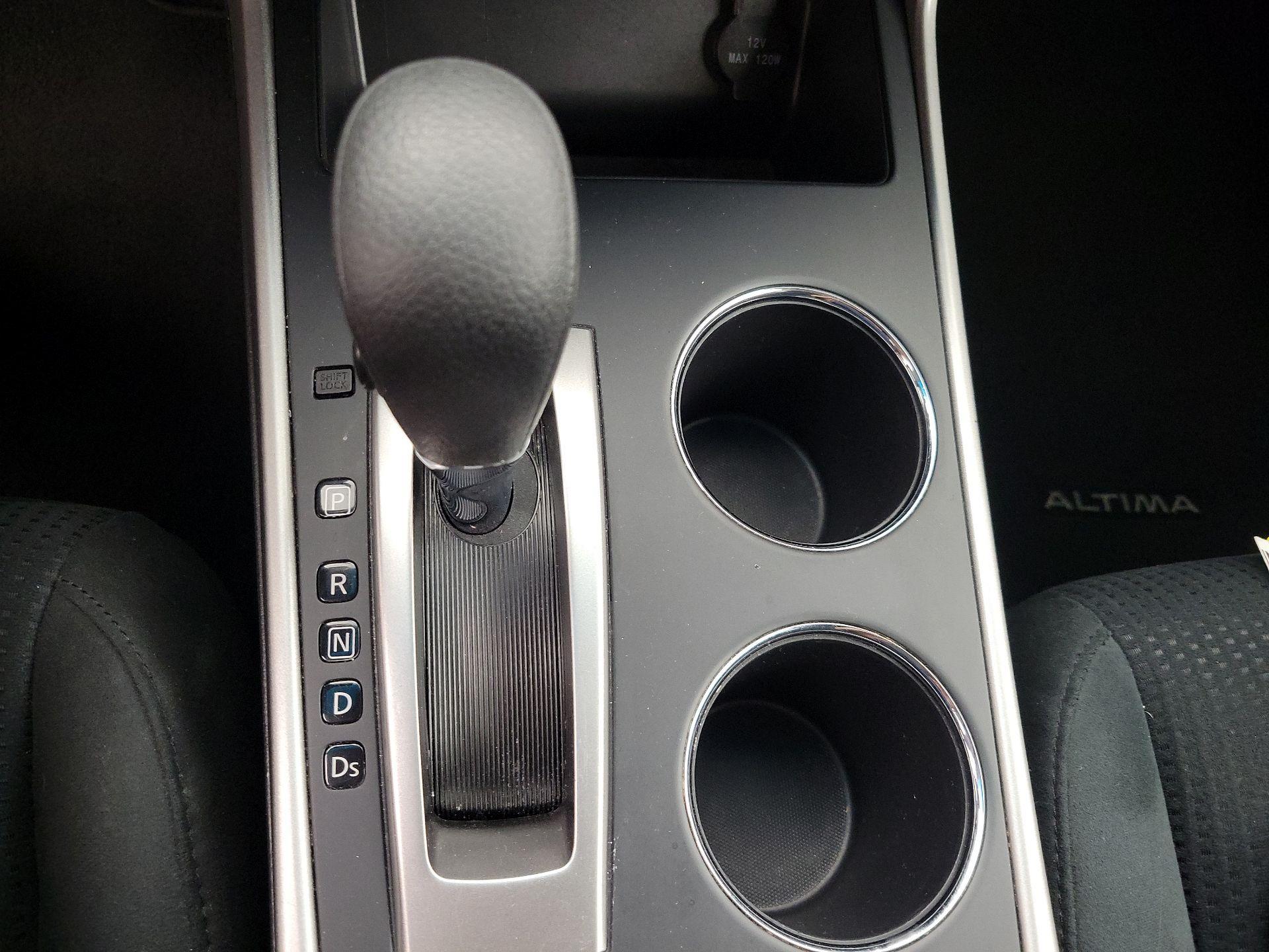 Thumbnail: 2015 Nissan Altima - 16