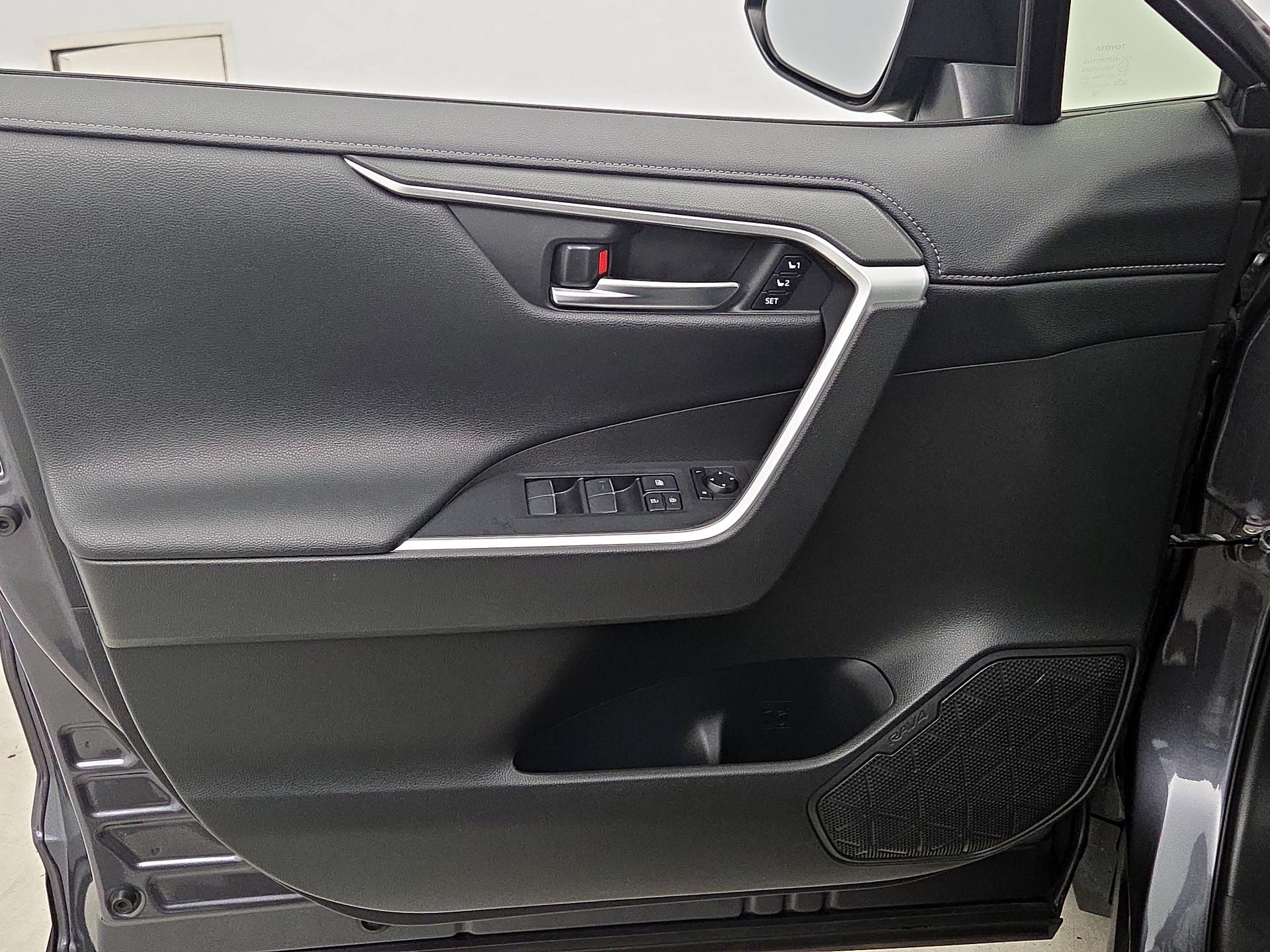 Thumbnail: 2020 Toyota RAV4 - 12