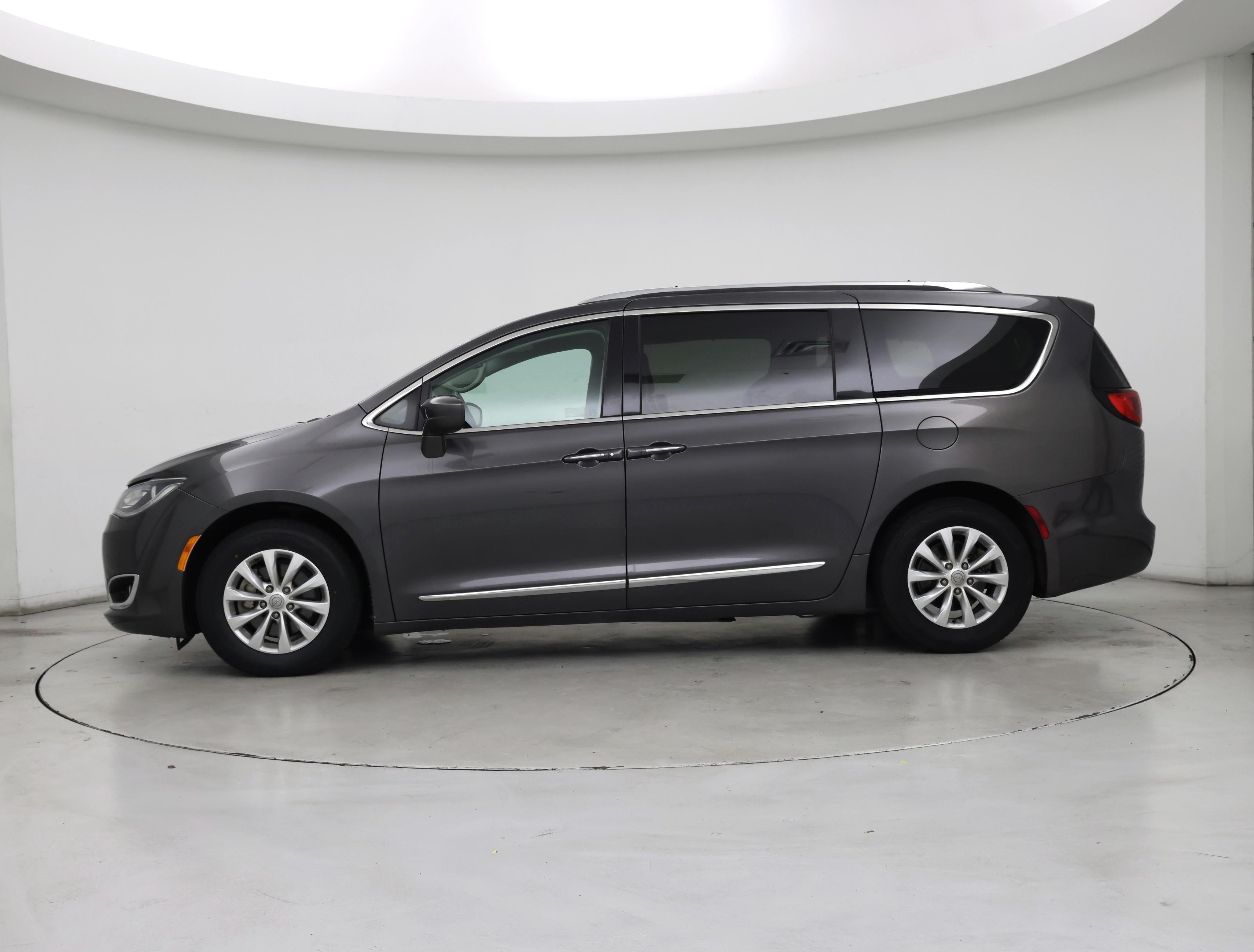 Thumbnail: 2018 Chrysler Pacifica - 3