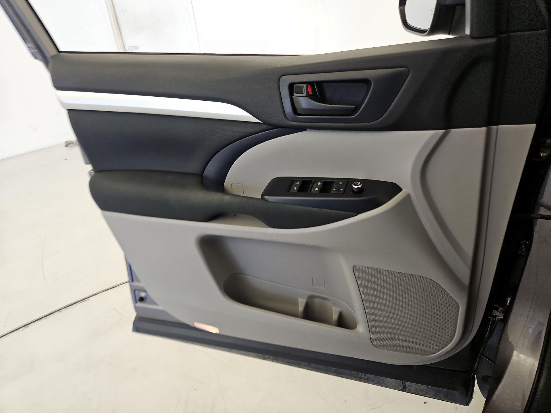 Thumbnail: 2019 Toyota Highlander - 12