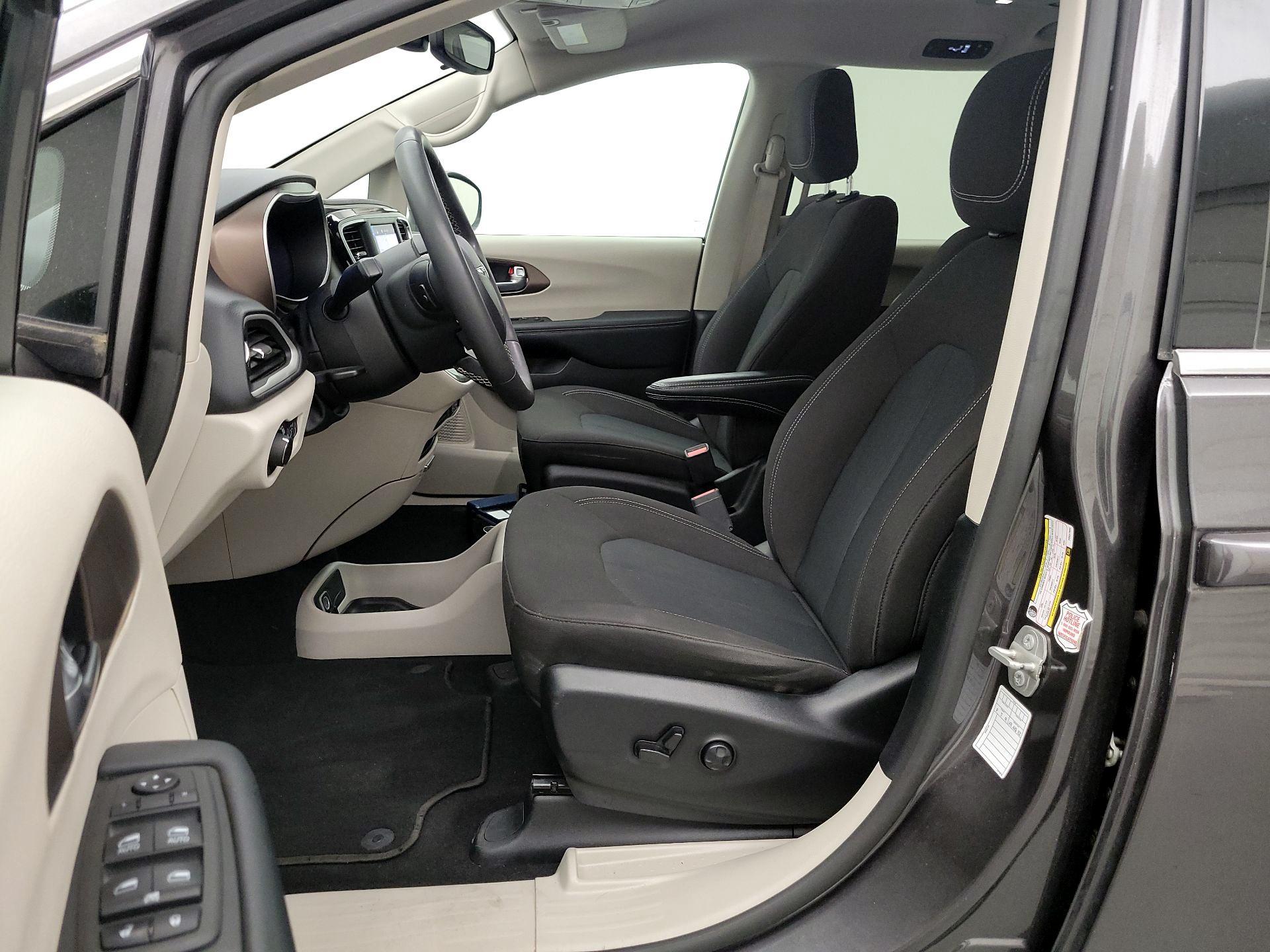 Thumbnail: 2023 Chrysler Voyager - 11