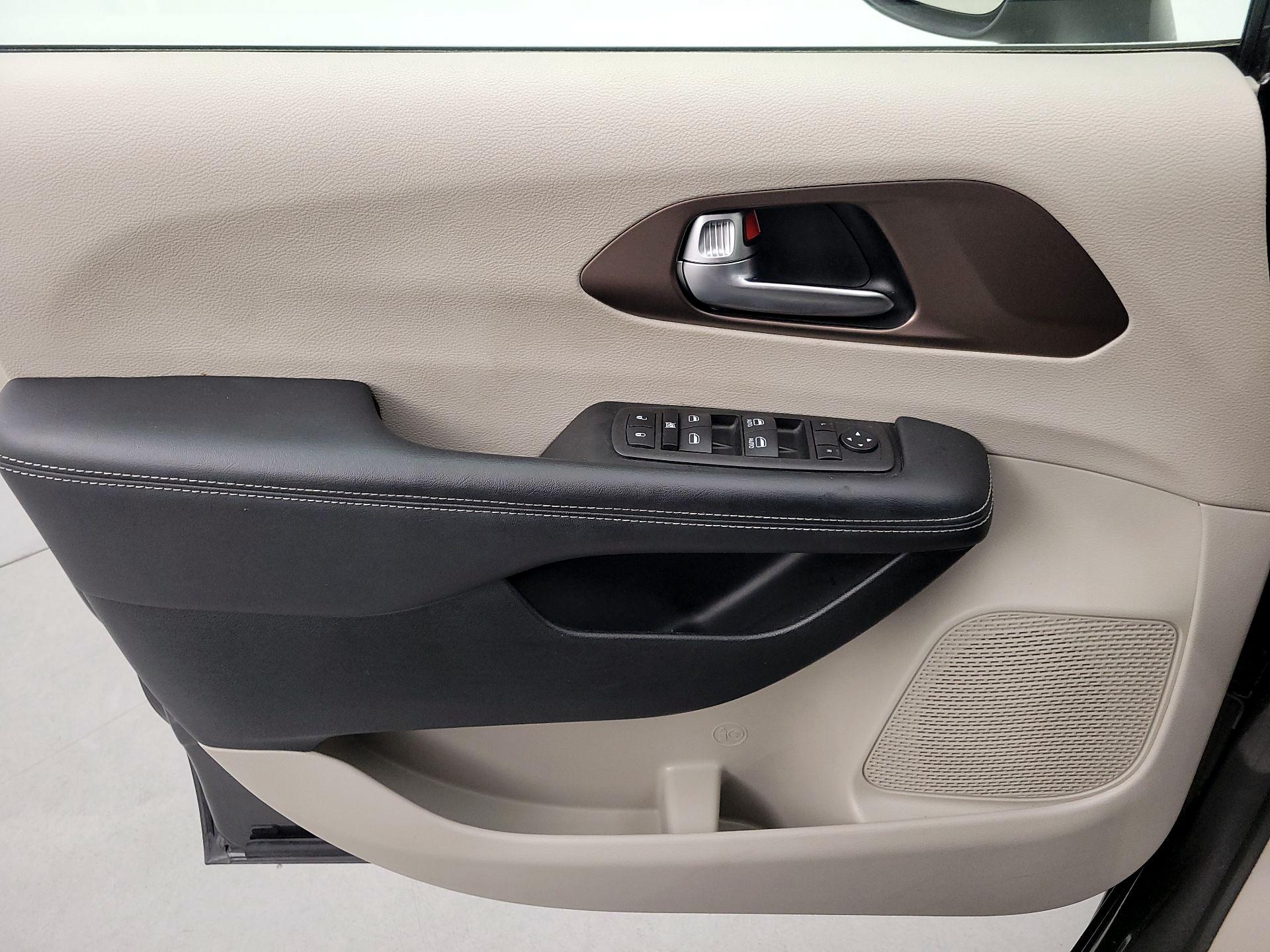 Thumbnail: 2023 Chrysler Voyager - 12