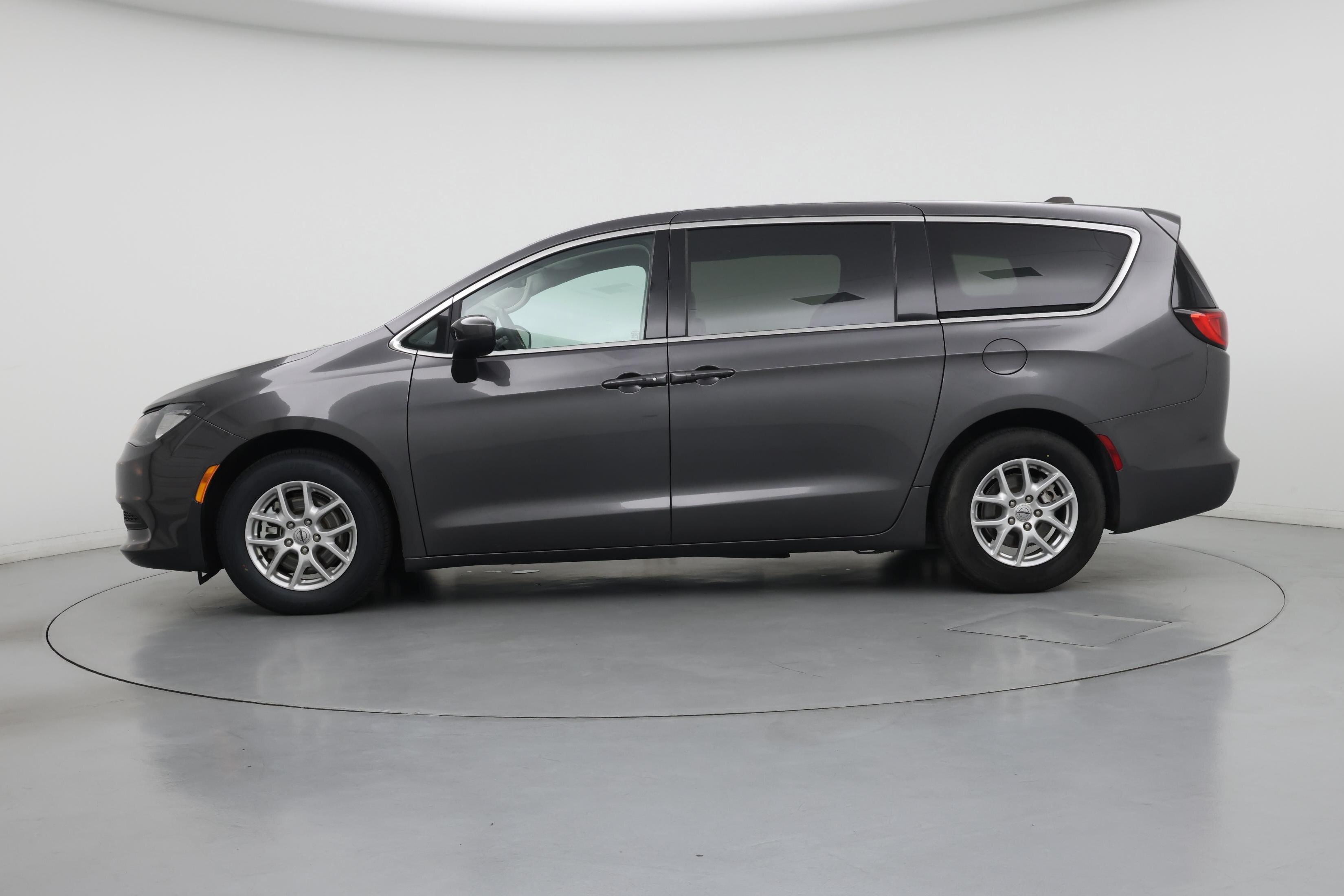 Thumbnail: 2023 Chrysler Voyager - 3