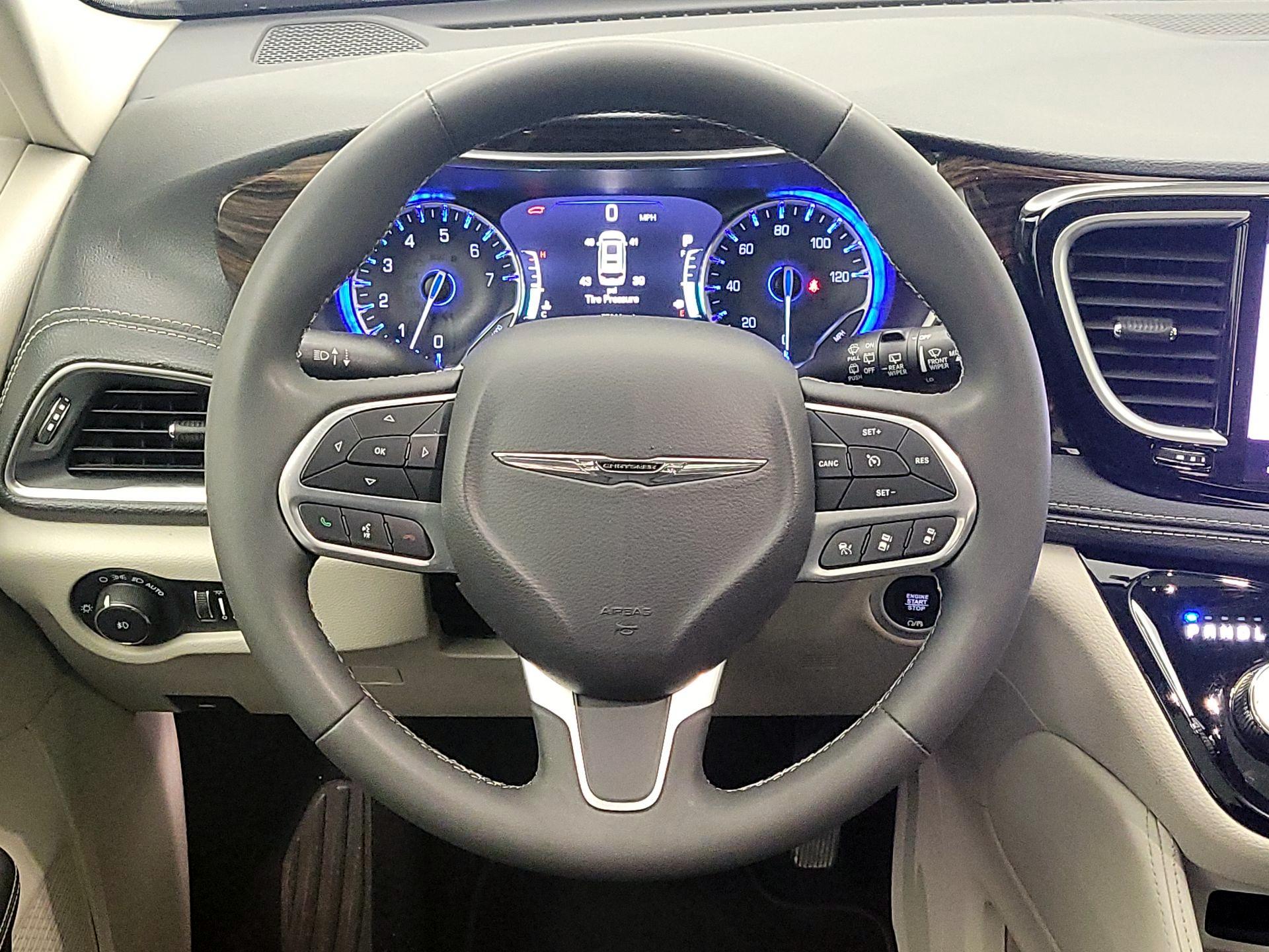 Thumbnail: 2023 Chrysler Pacifica - 10