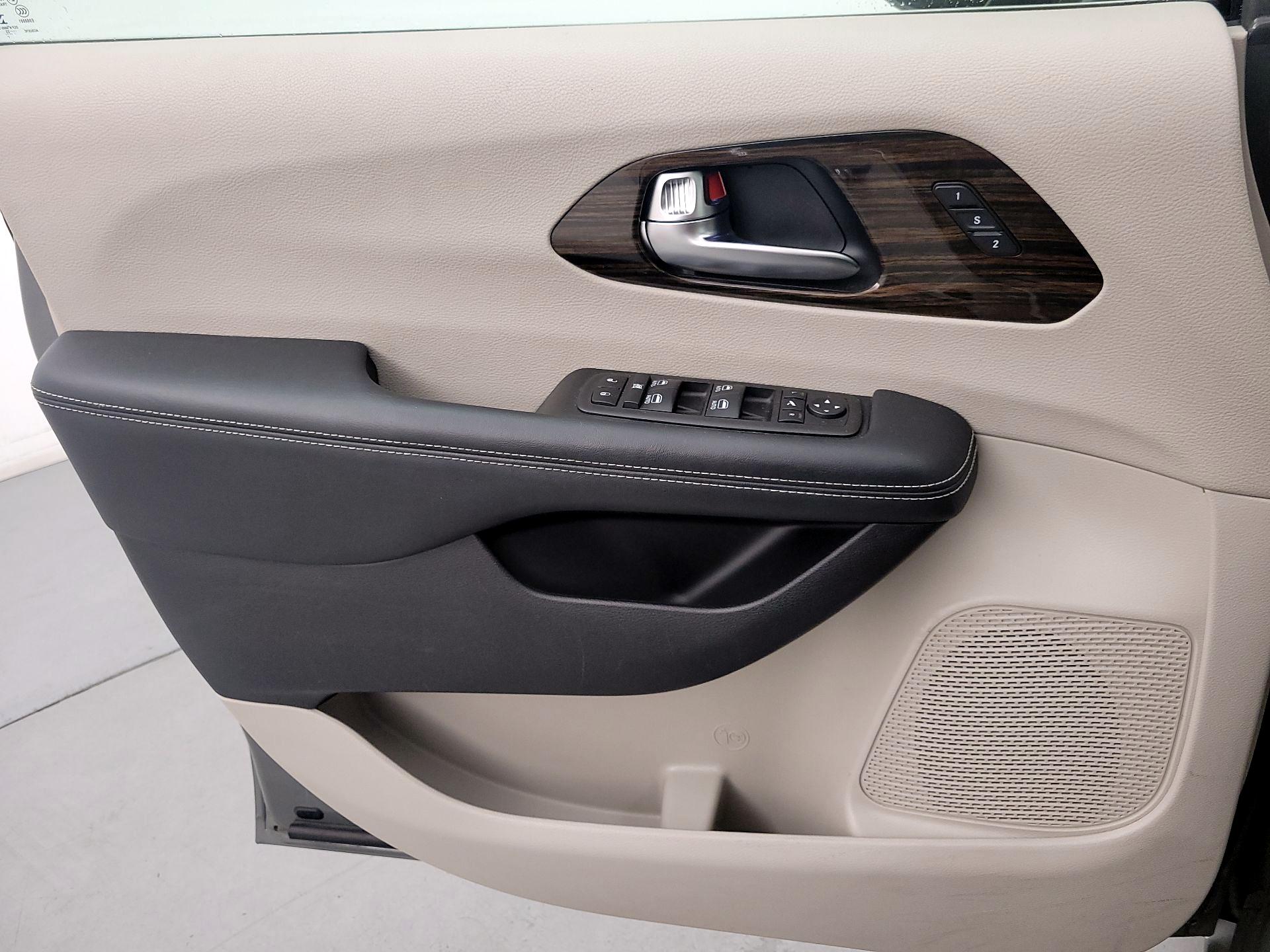 Thumbnail: 2023 Chrysler Pacifica - 12