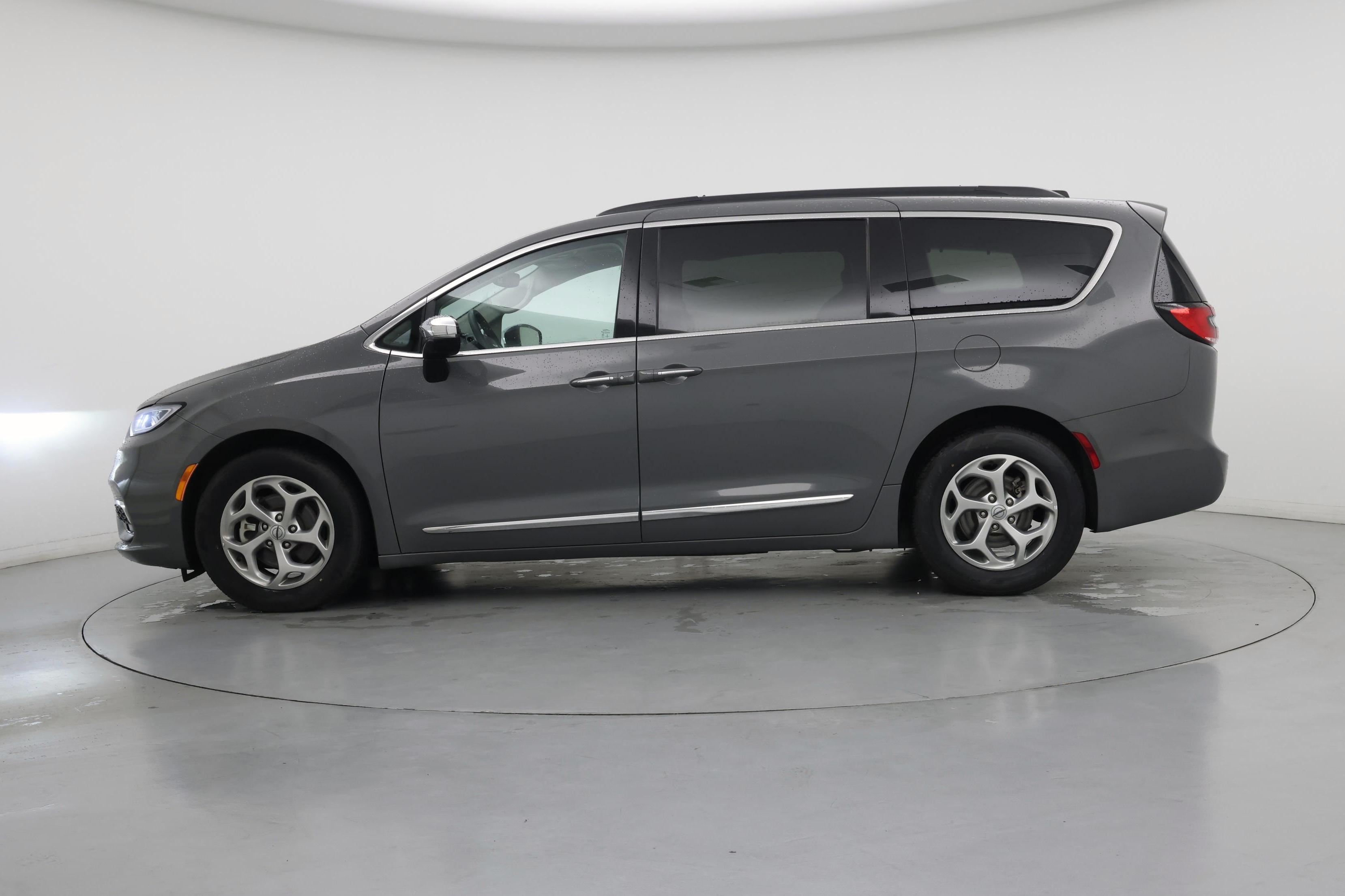 Thumbnail: 2023 Chrysler Pacifica - 3