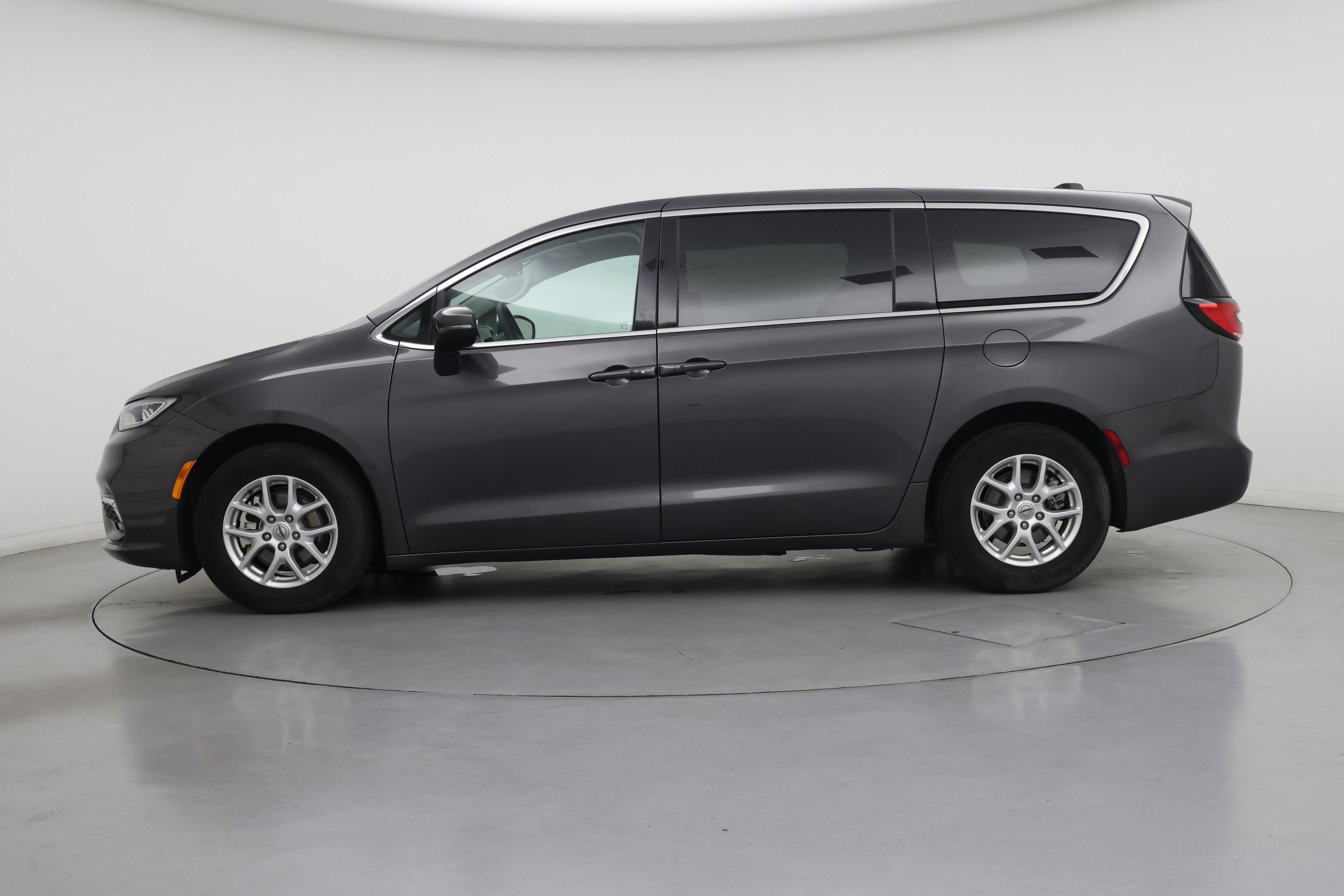Thumbnail: 2023 Chrysler Pacifica - 3
