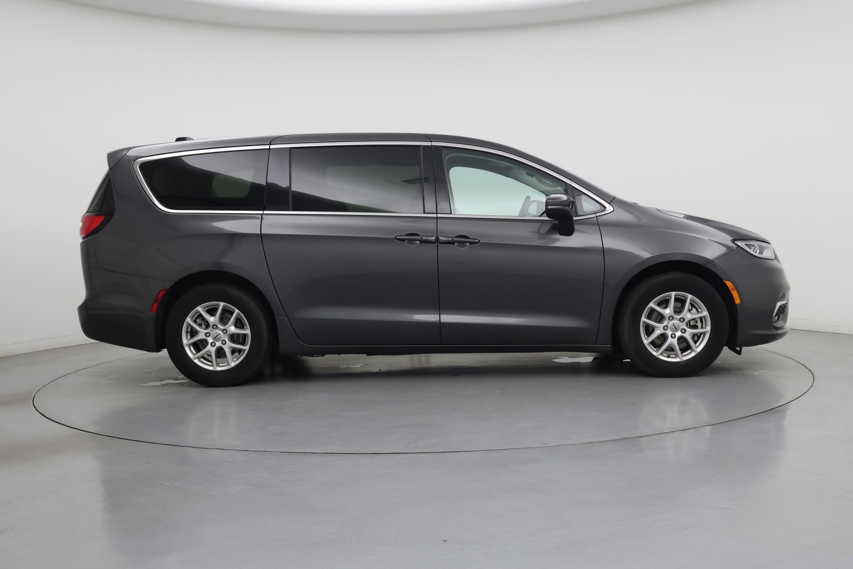 Thumbnail: 2023 Chrysler Pacifica - 7