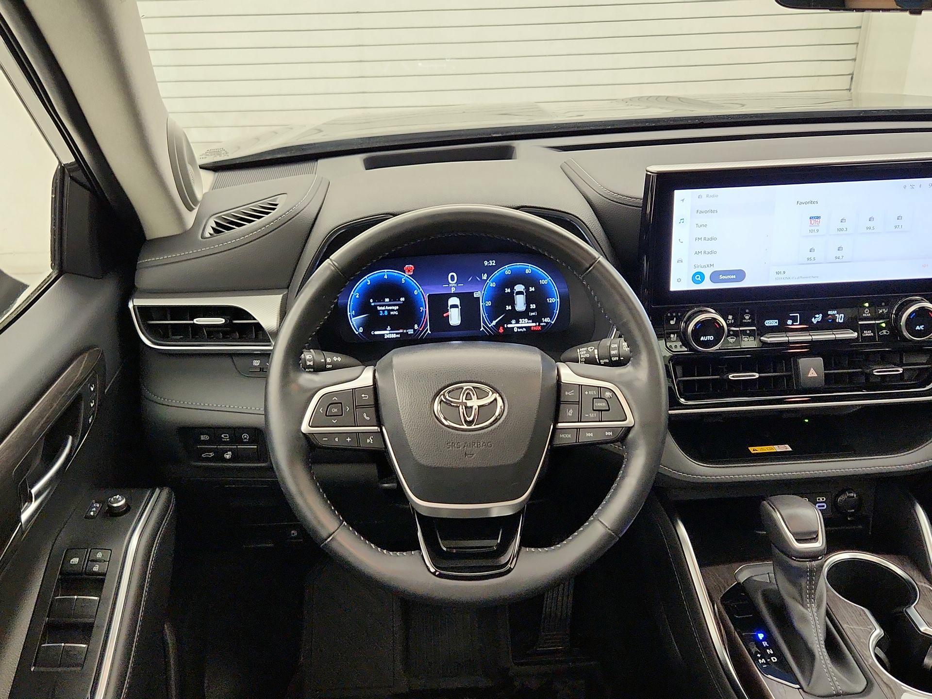 Thumbnail: 2023 Toyota Highlander - 10