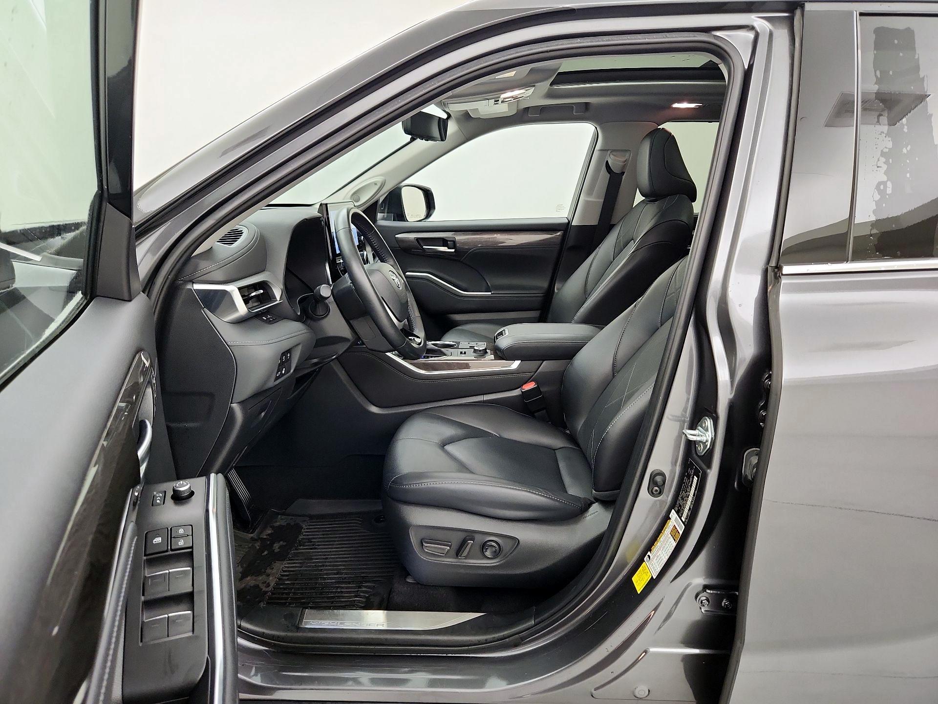 Thumbnail: 2023 Toyota Highlander - 11