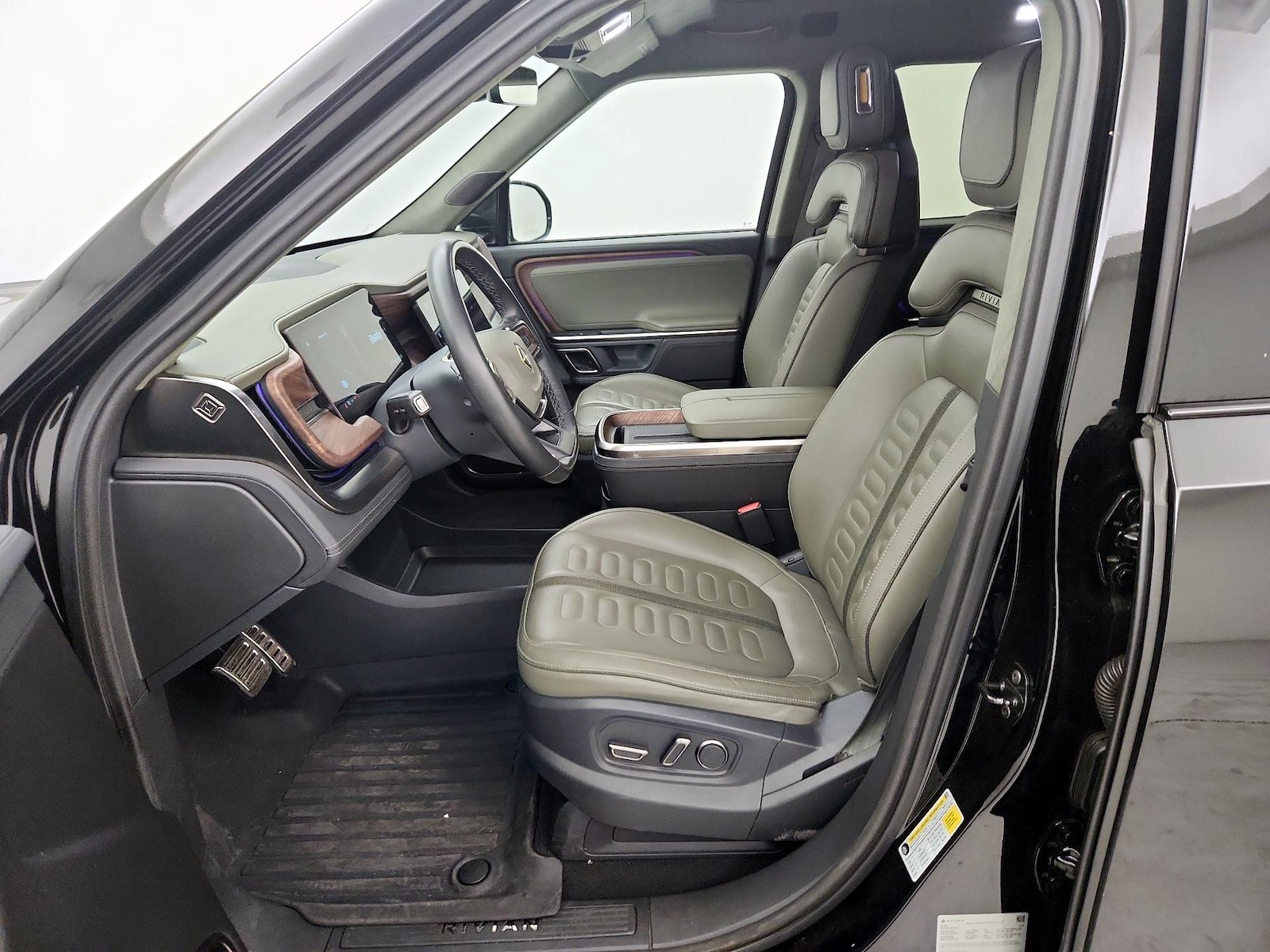 2024 Rivian R1T Adventure - Photo 12