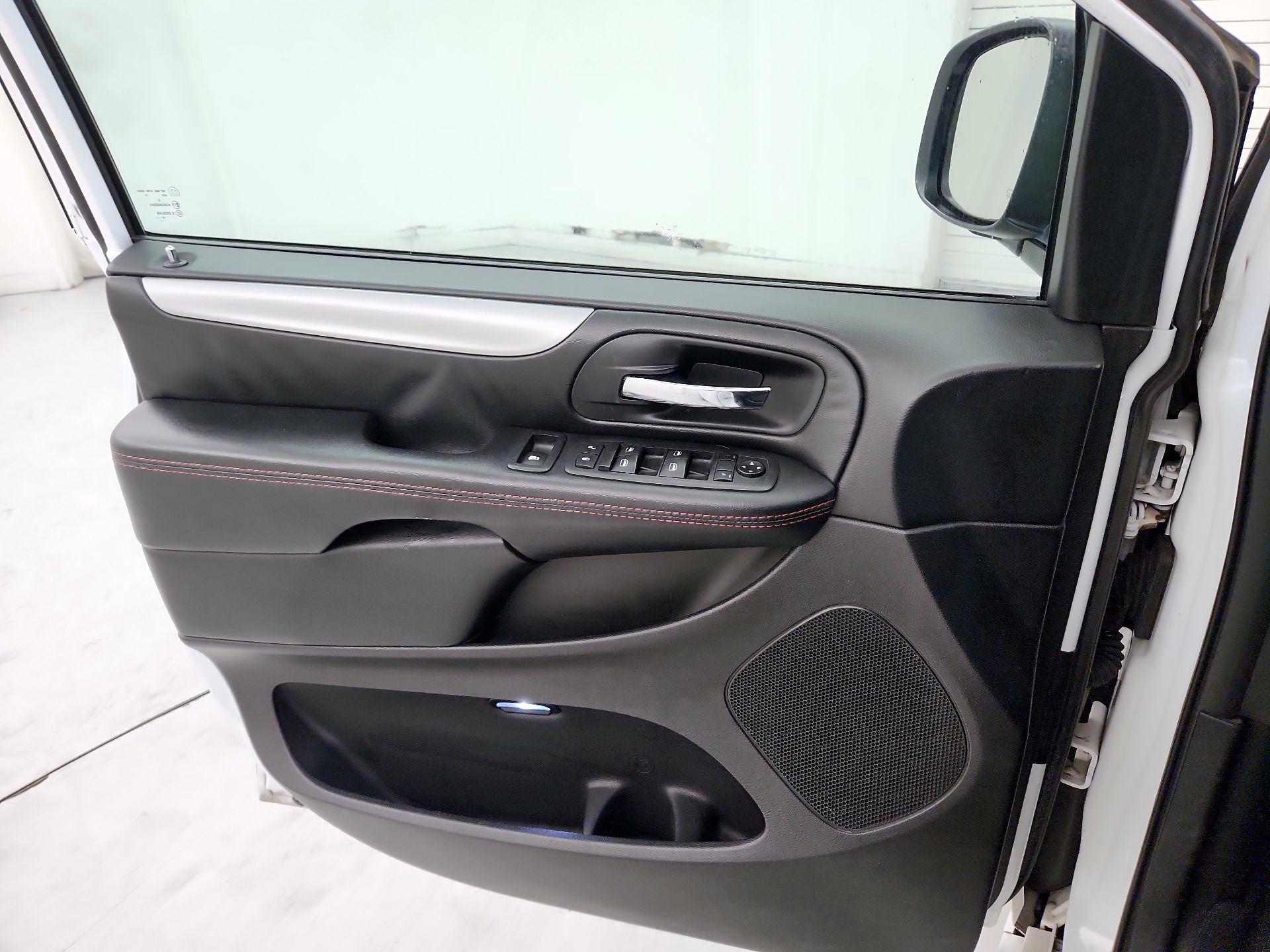 Thumbnail: 2019 Dodge Grand Caravan - 12