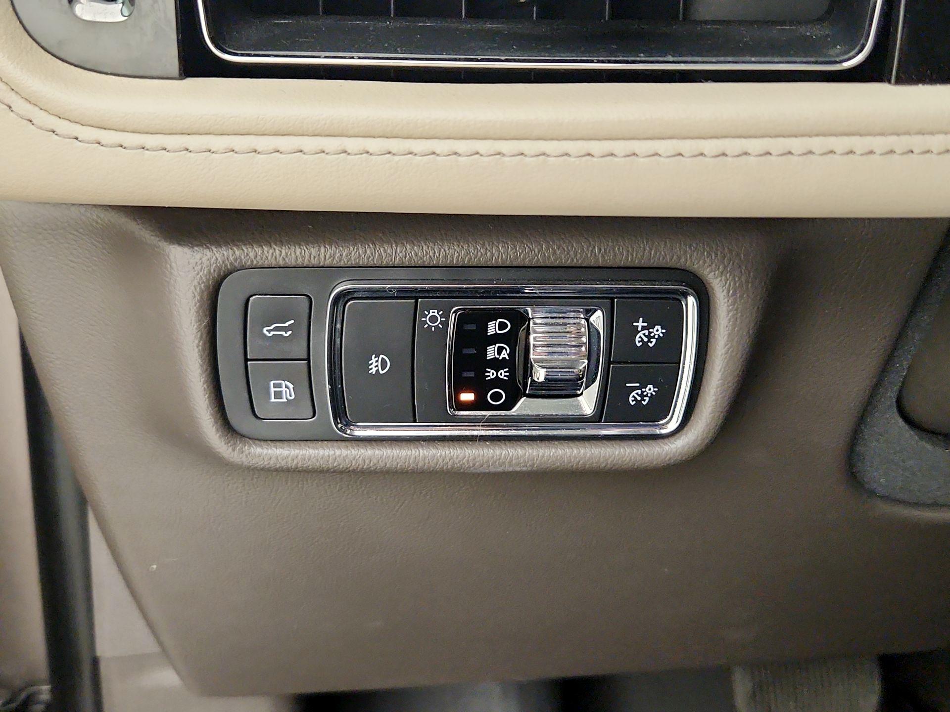 Thumbnail: 2020 Lincoln Aviator - 13