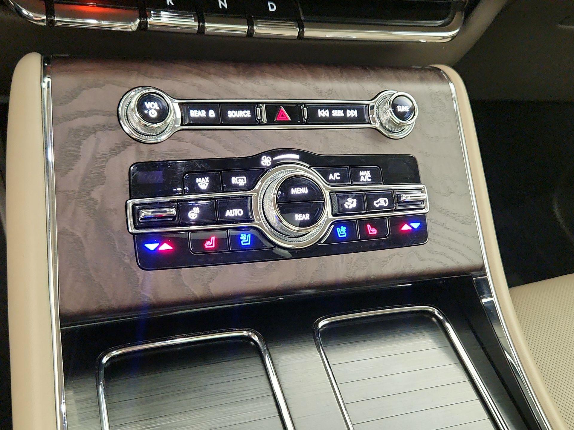 Thumbnail: 2020 Lincoln Aviator - 17