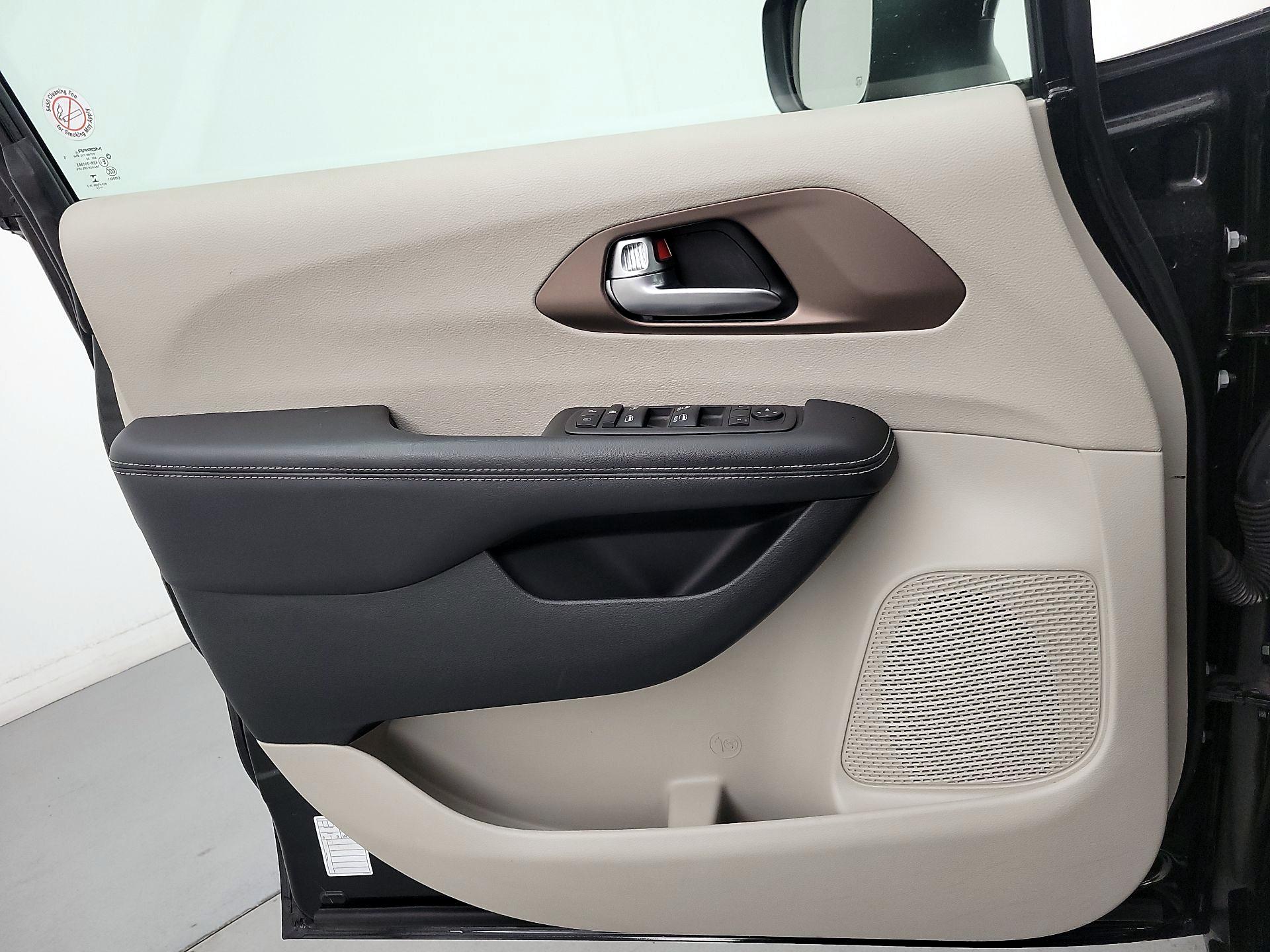 Thumbnail: 2023 Chrysler Voyager - 12