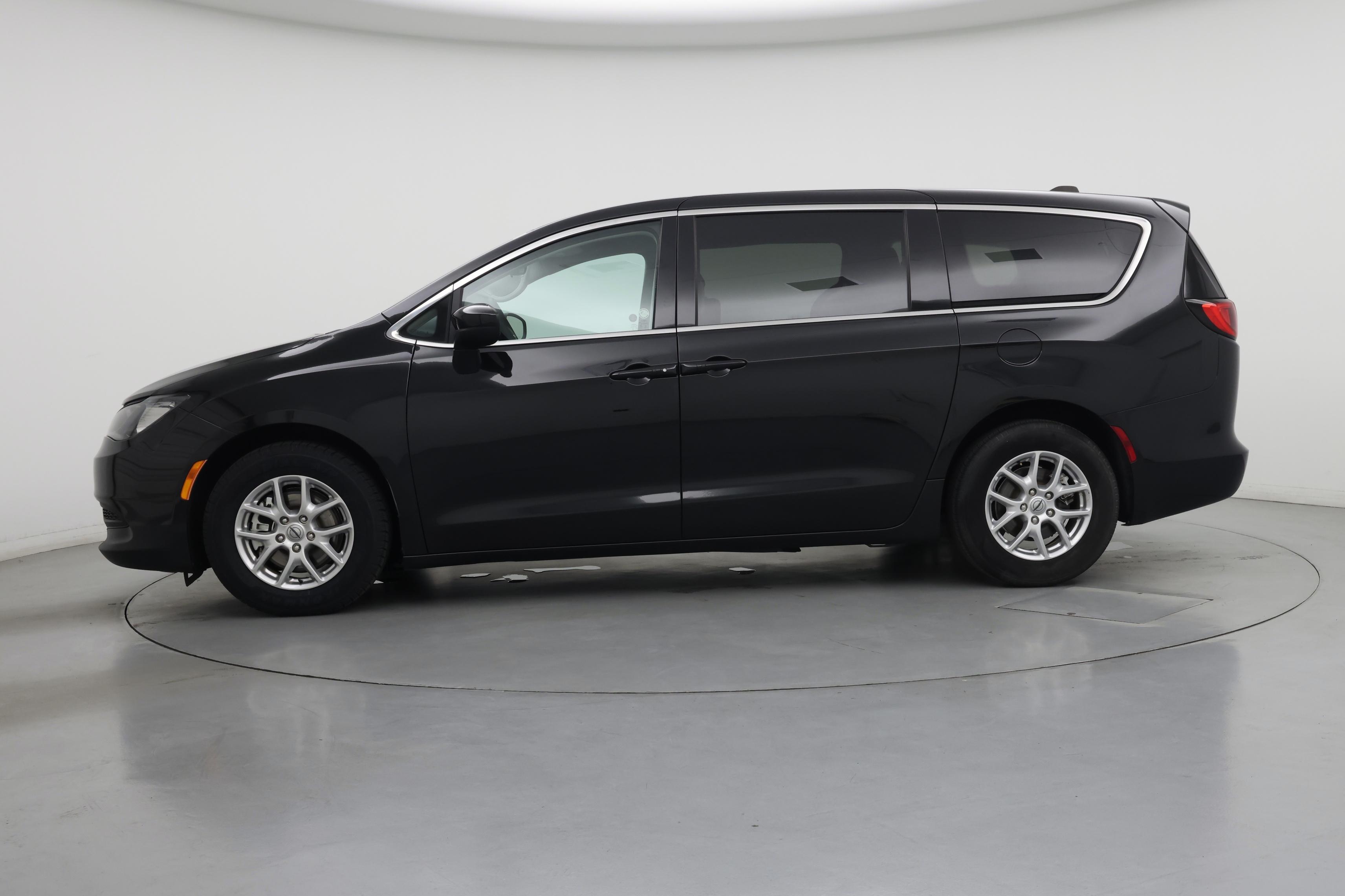 Thumbnail: 2023 Chrysler Voyager - 3