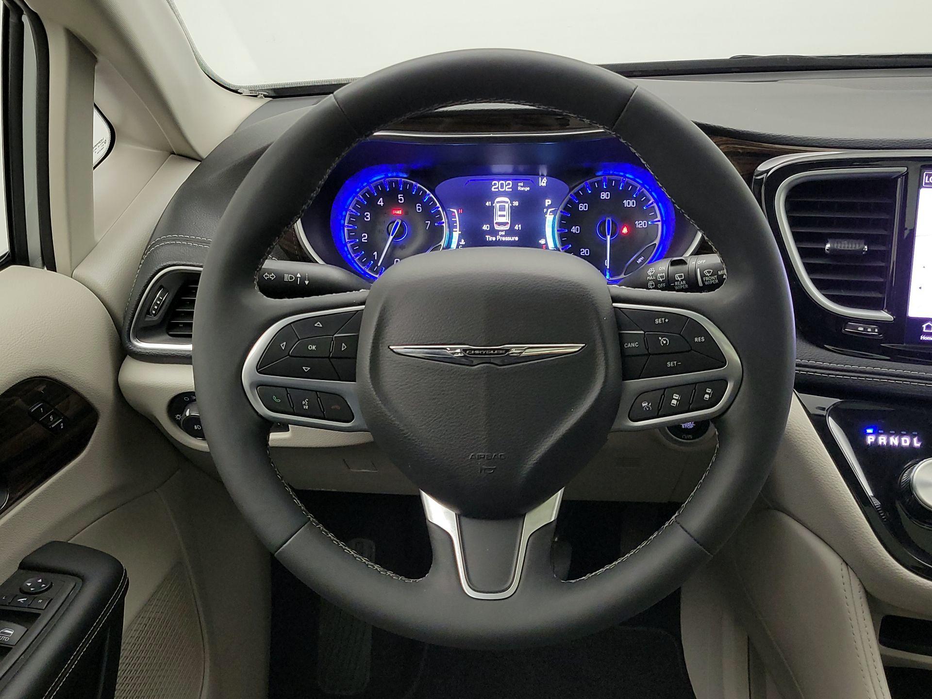 Thumbnail: 2024 Chrysler Pacifica - 10