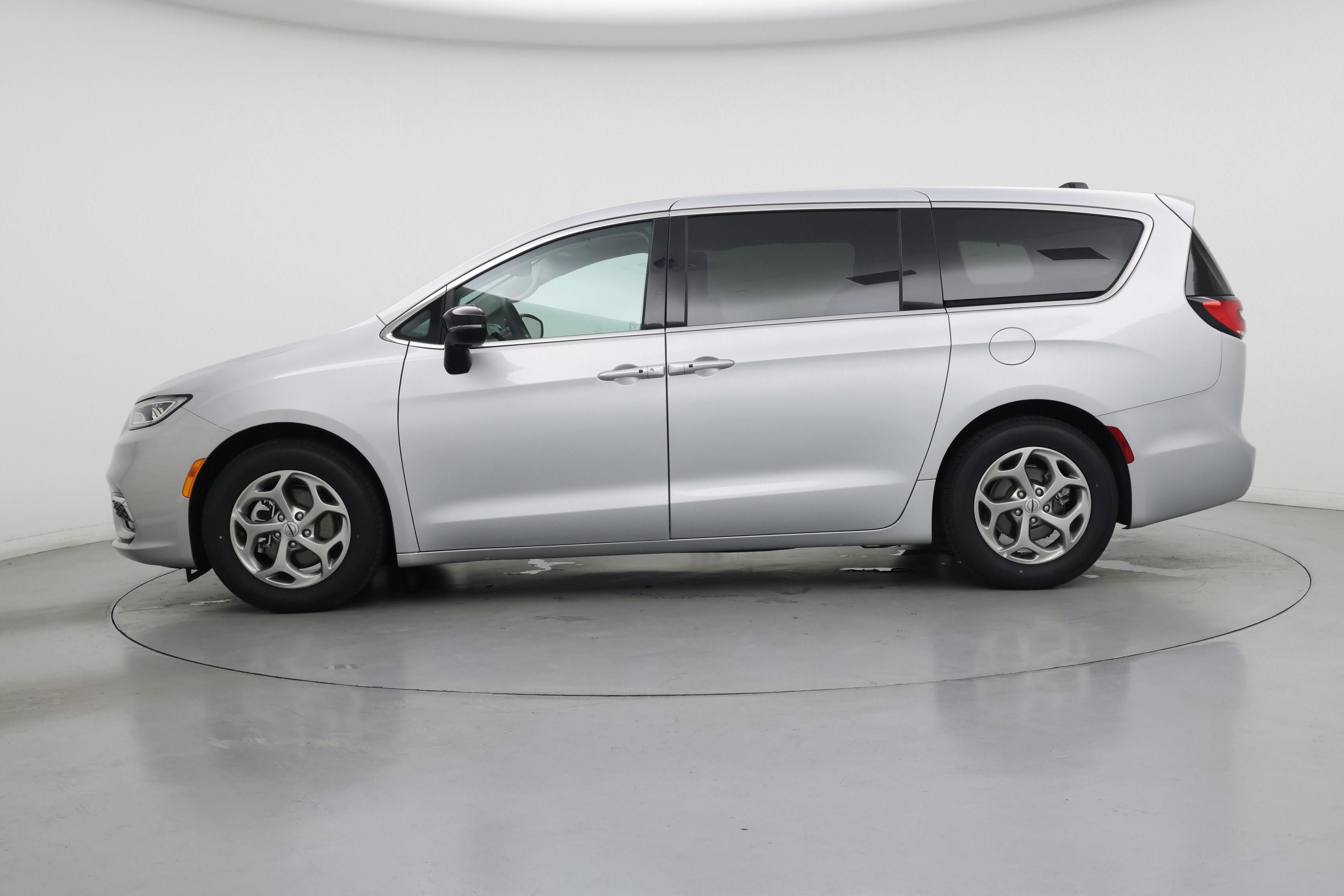 Thumbnail: 2024 Chrysler Pacifica - 3