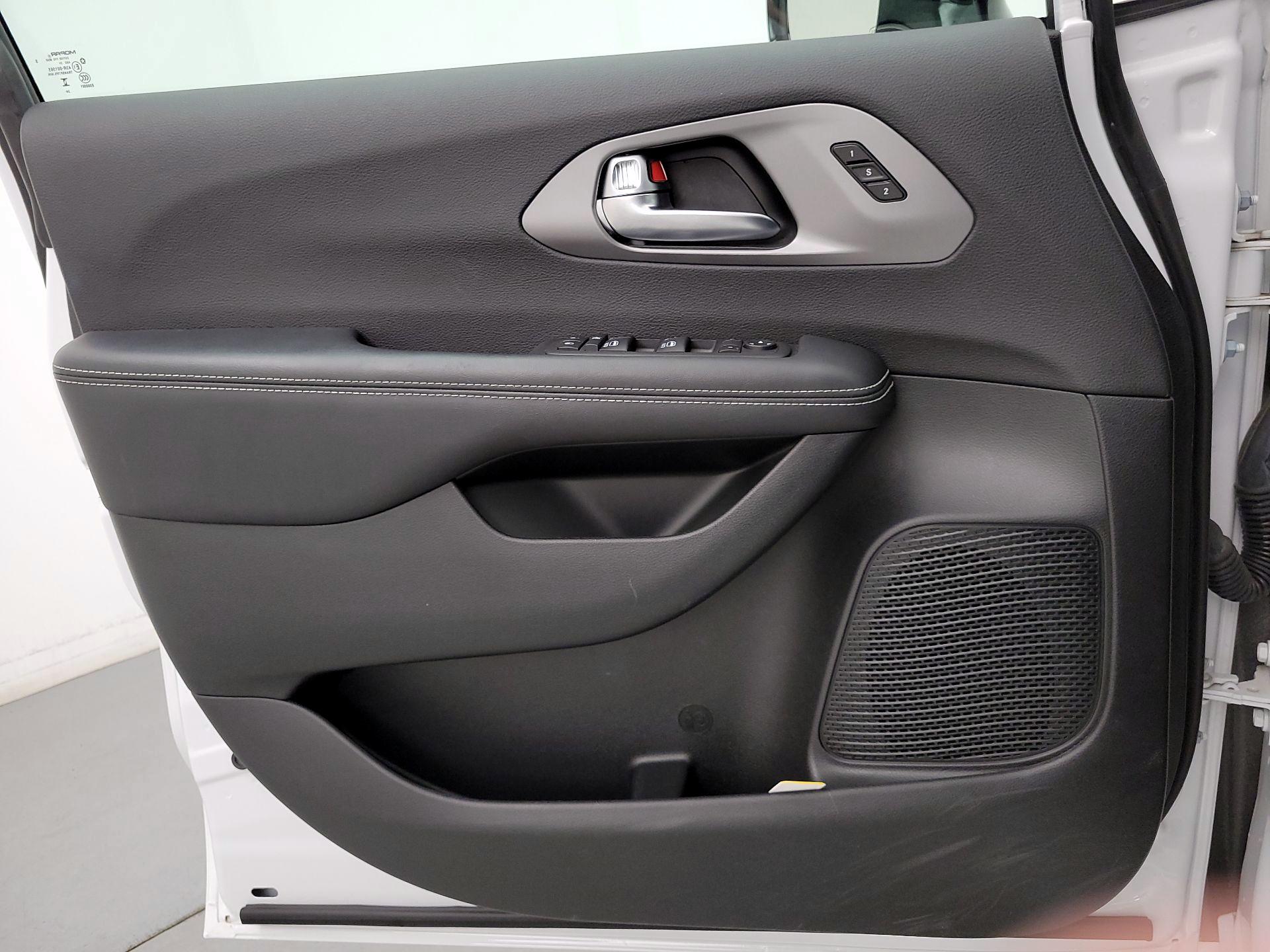 Thumbnail: 2025 Chrysler Pacifica - 12