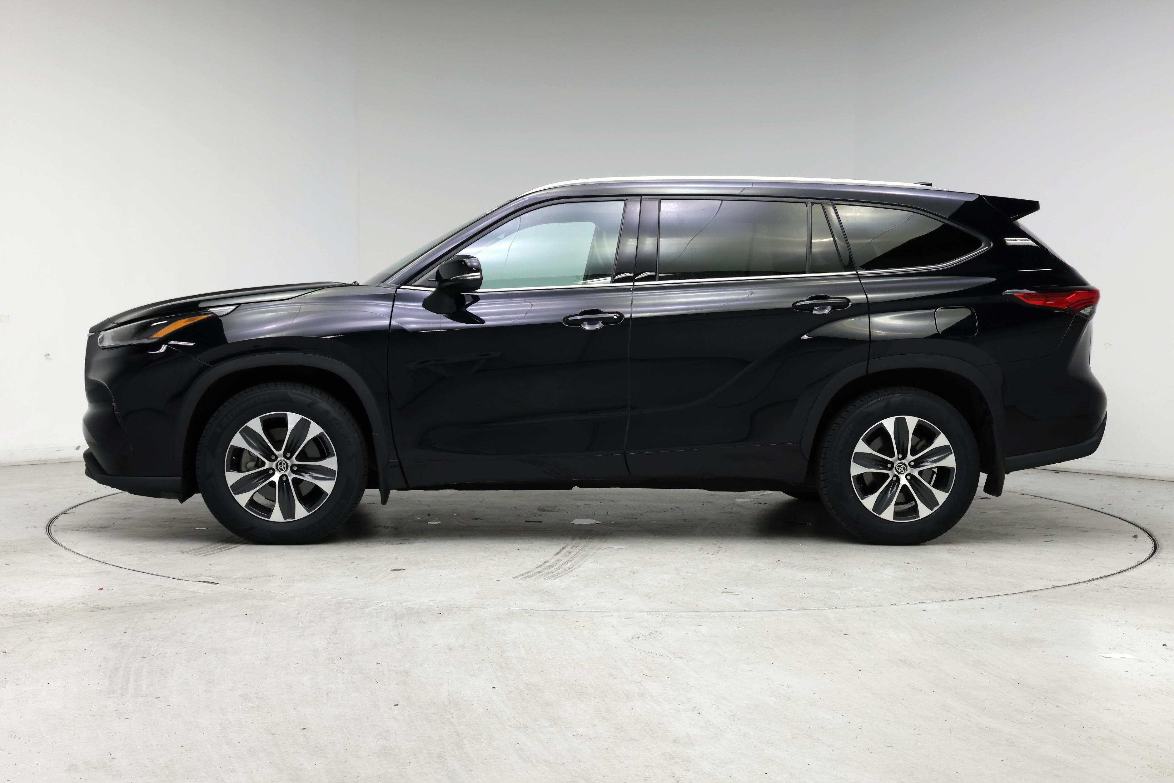 Thumbnail: 2021 Toyota Highlander - 3