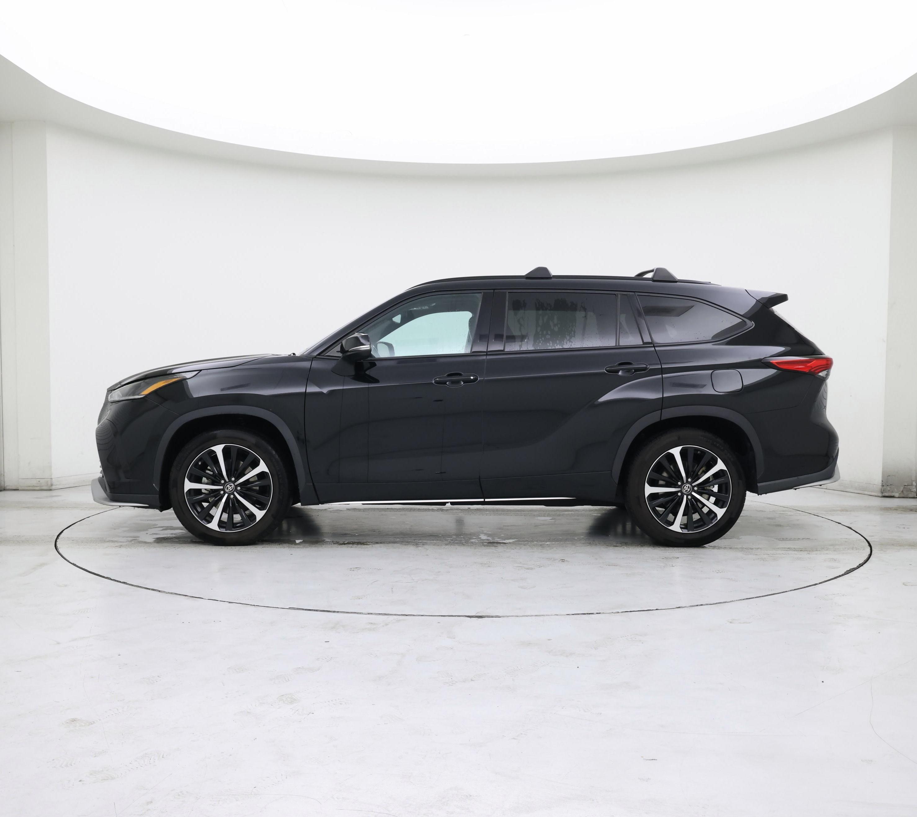 Thumbnail: 2021 Toyota Highlander - 3