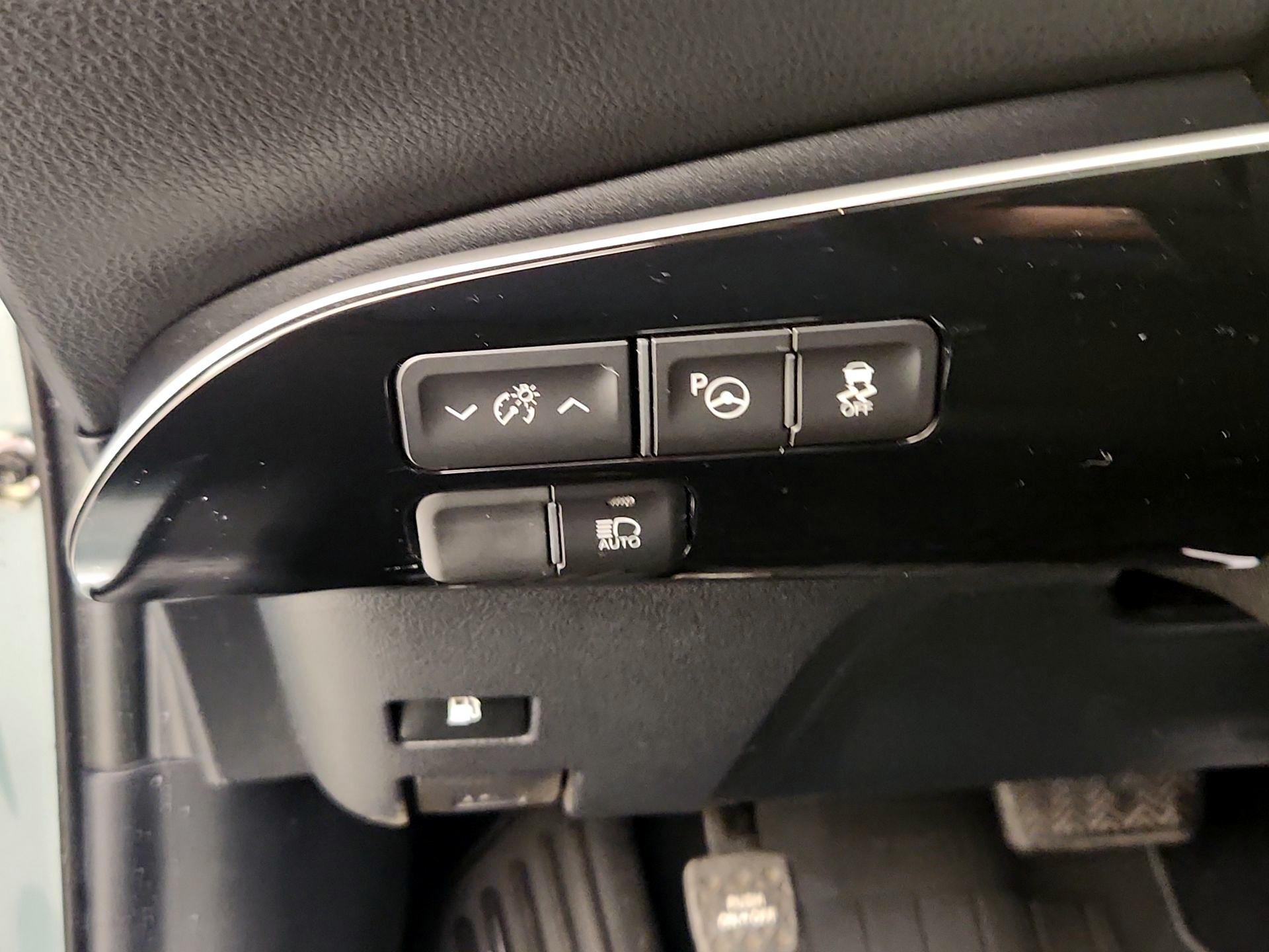 Thumbnail: 2018 Toyota Prius - 13
