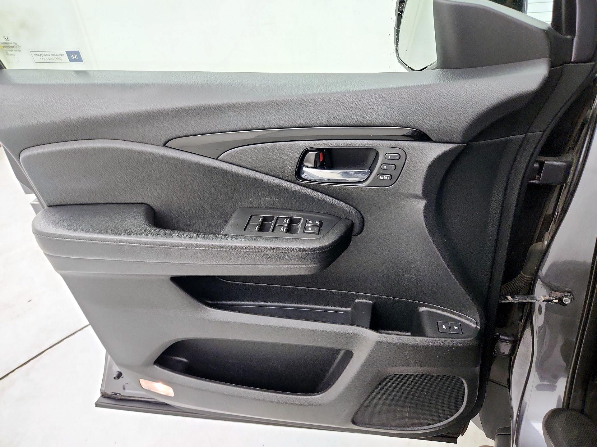 Thumbnail: 2017 Honda Pilot - 12