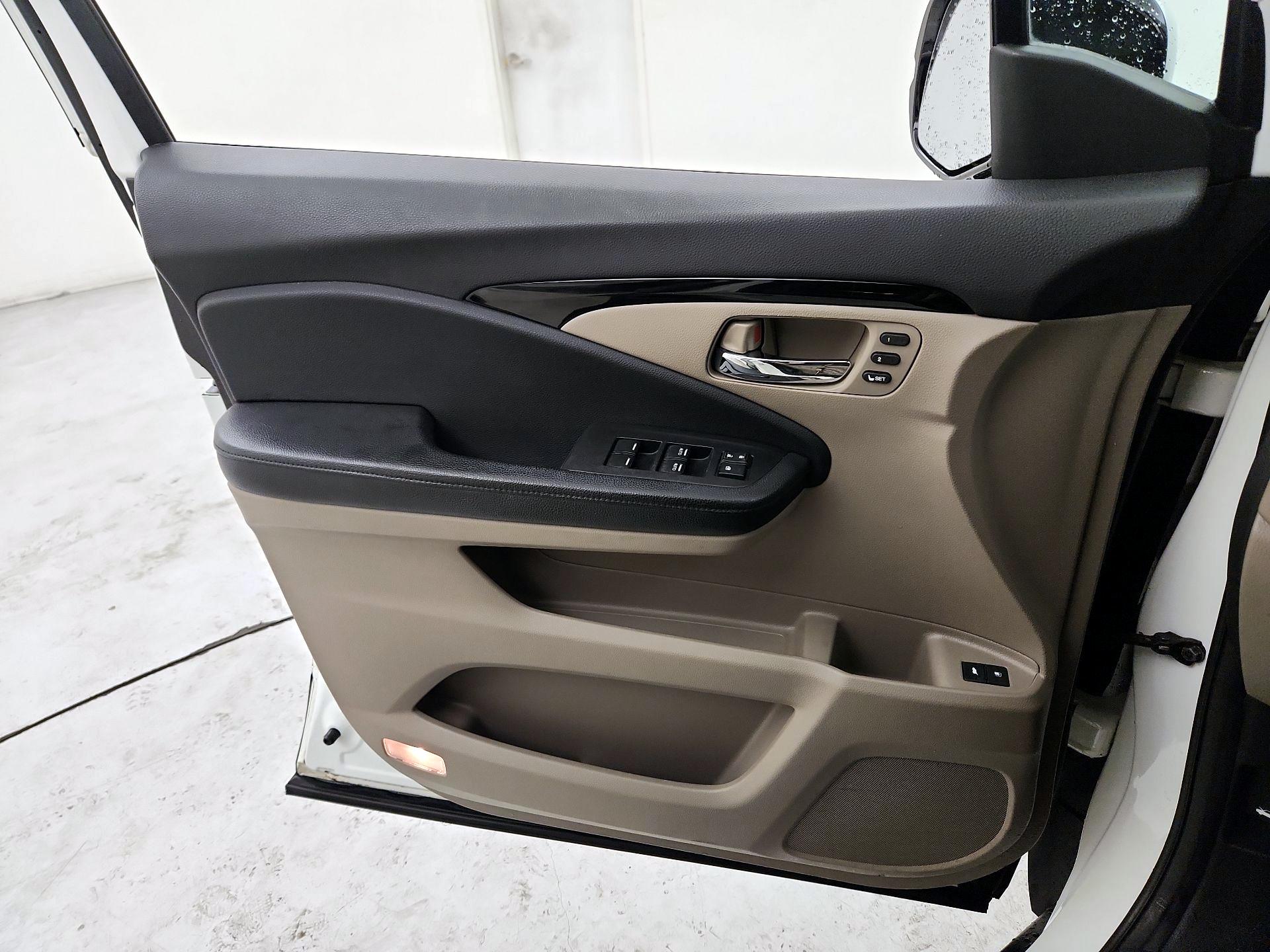 Thumbnail: 2017 Honda Pilot - 12