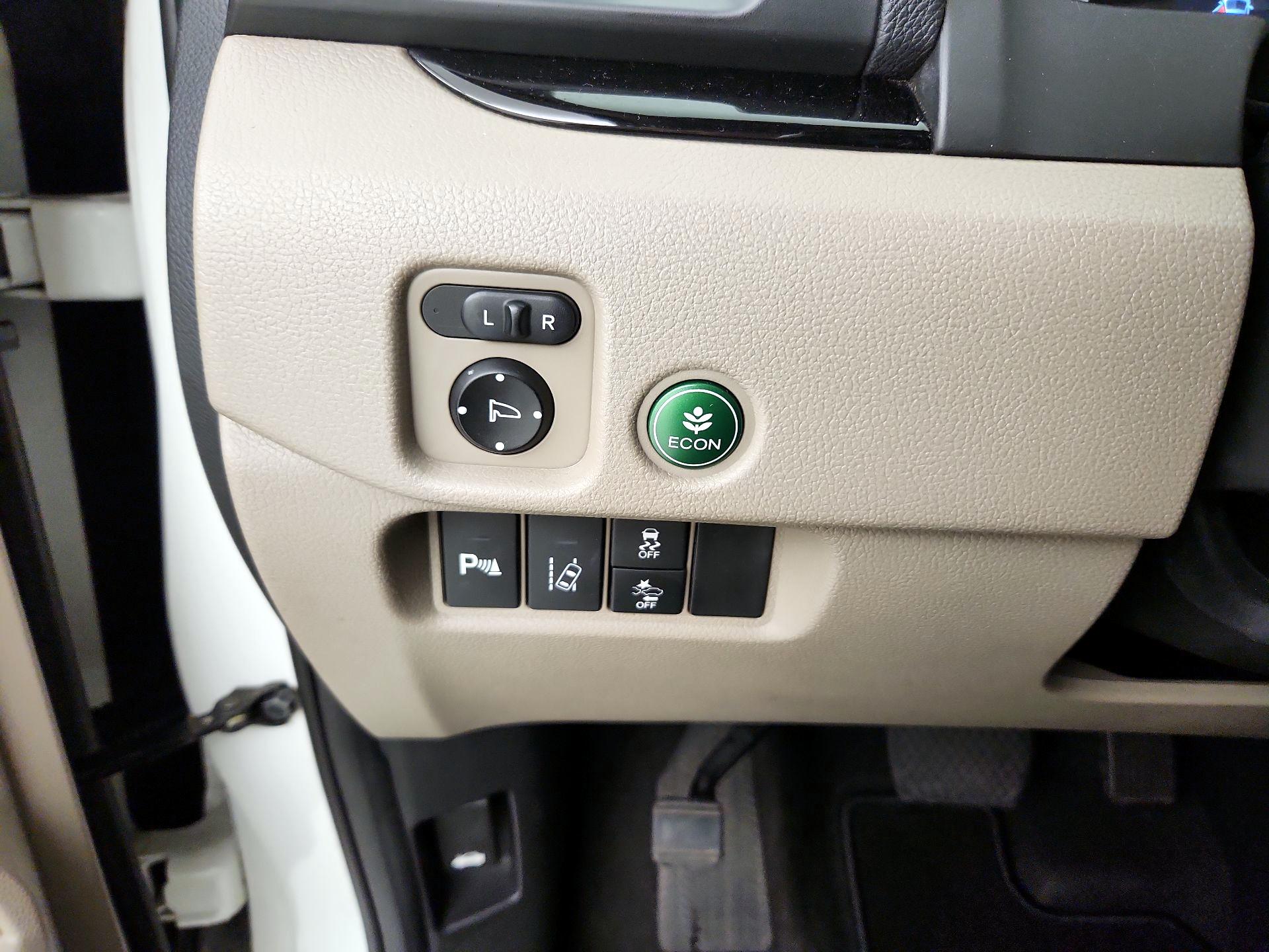 Thumbnail: 2017 Honda Pilot - 13