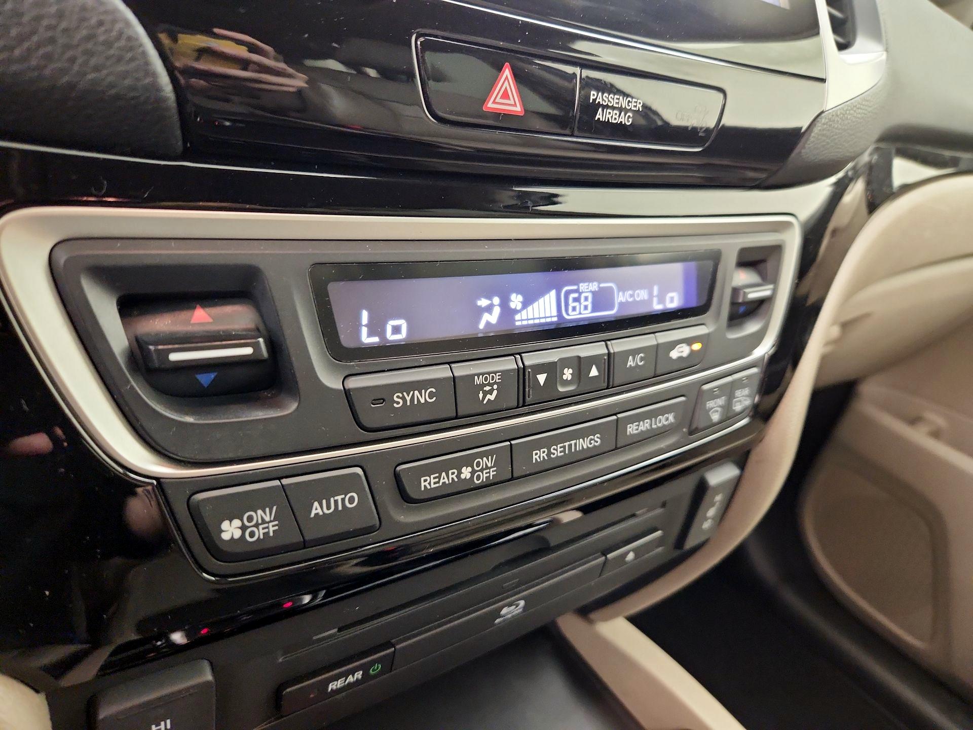 Thumbnail: 2017 Honda Pilot - 16