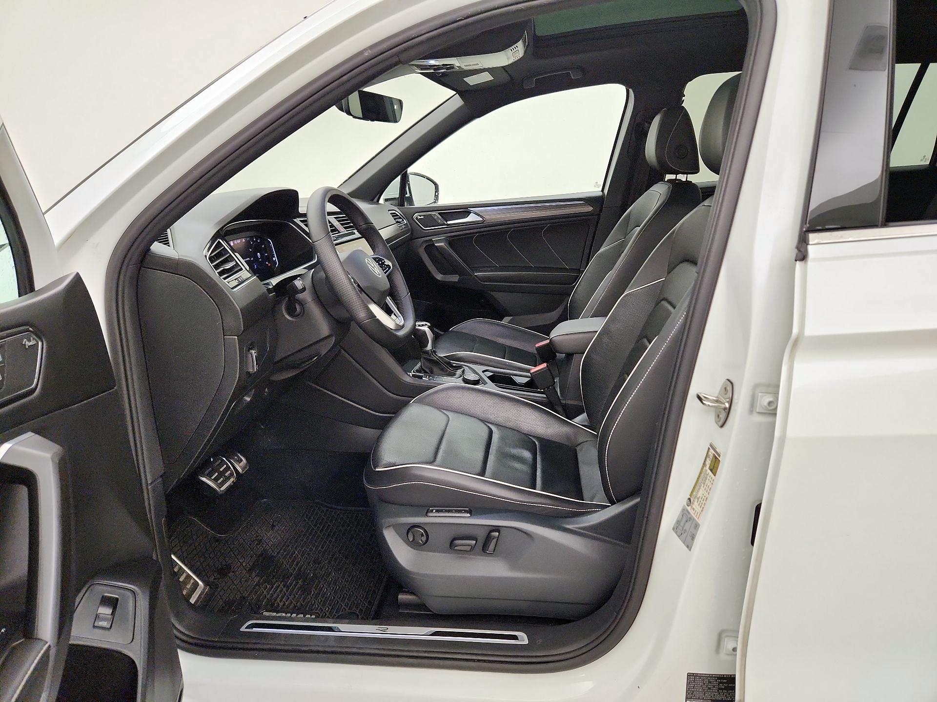 Thumbnail: 2022 Volkswagen Tiguan - 11