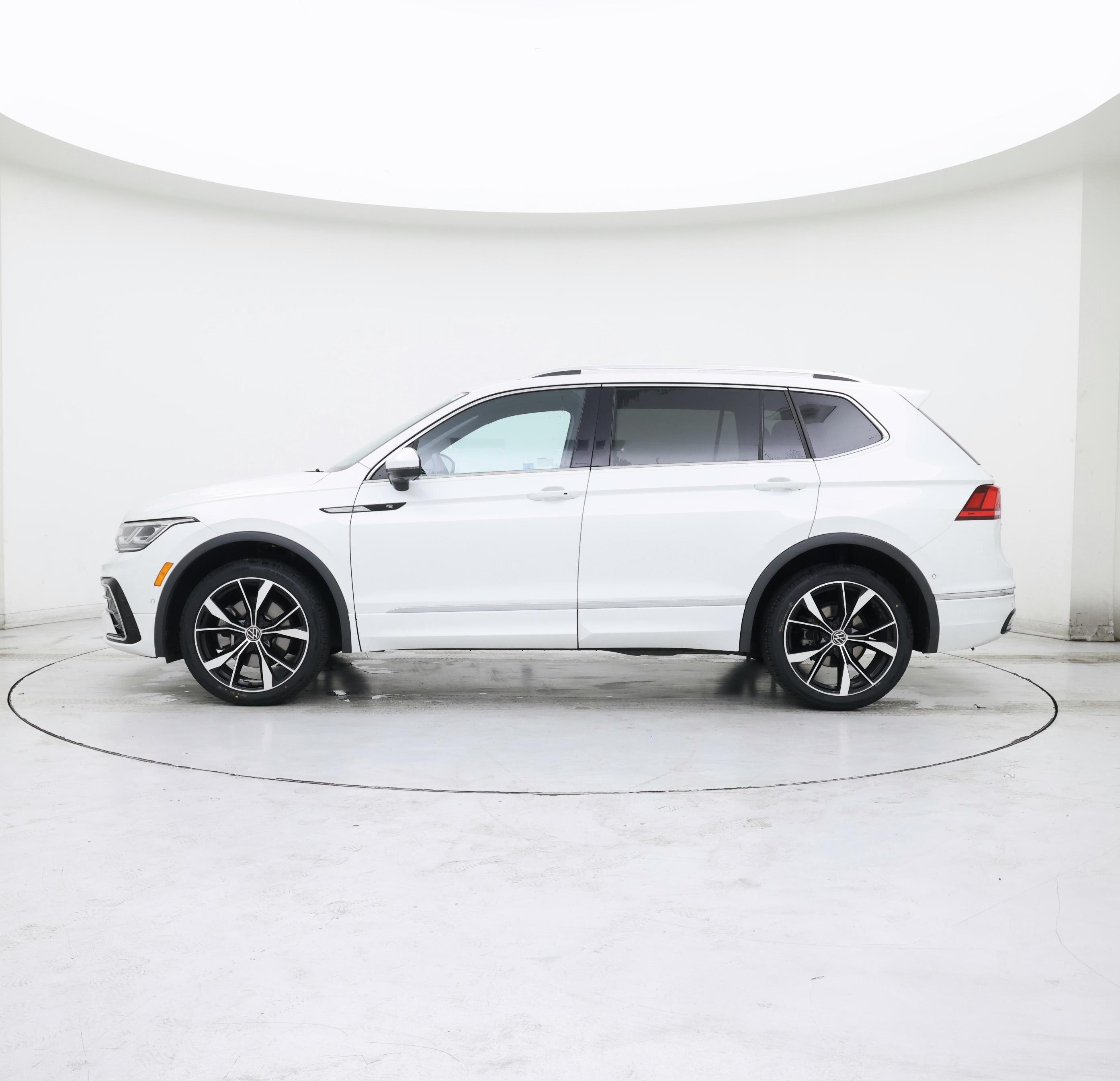 Thumbnail: 2022 Volkswagen Tiguan - 3
