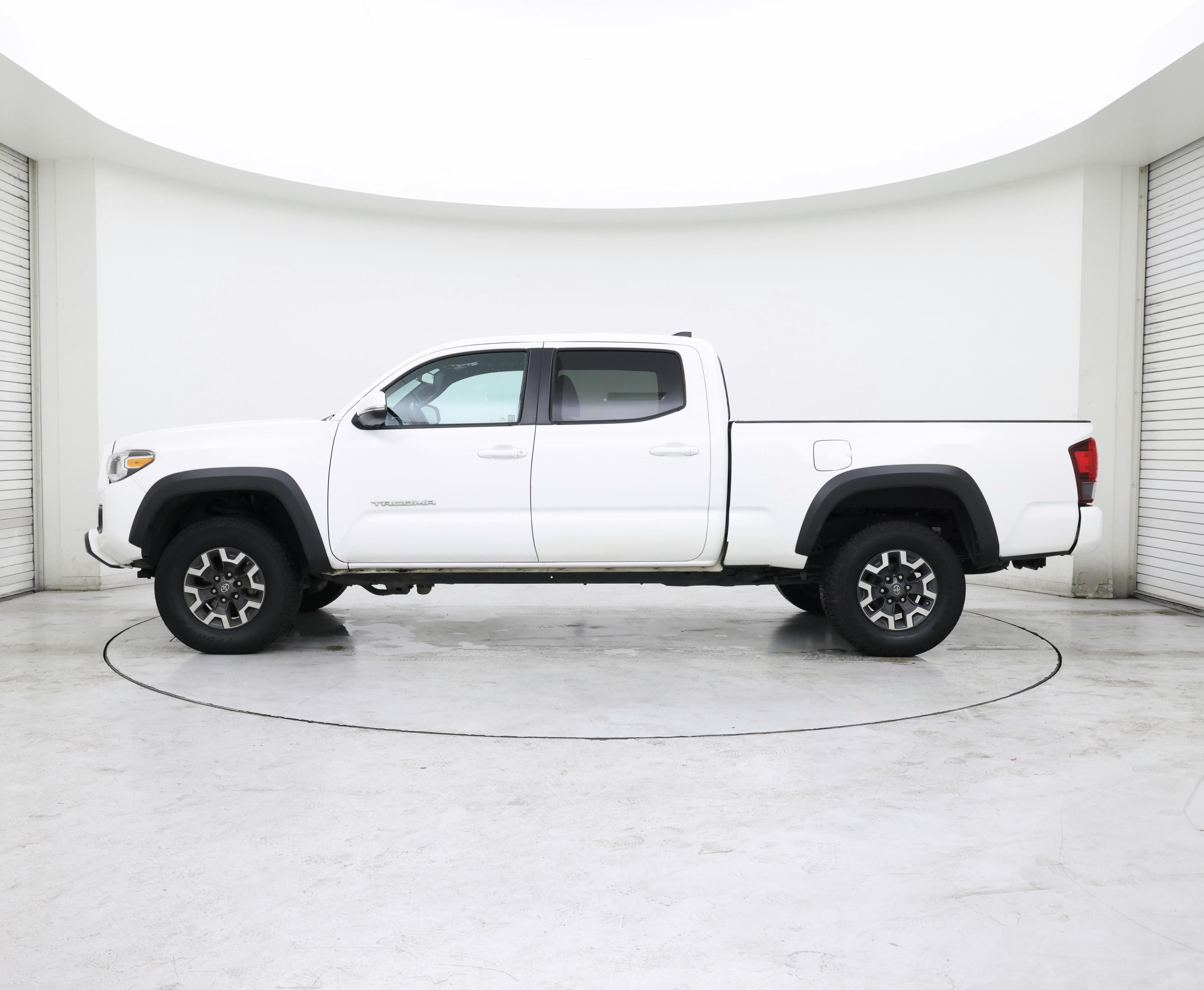 Thumbnail: 2018 Toyota Tacoma - 3
